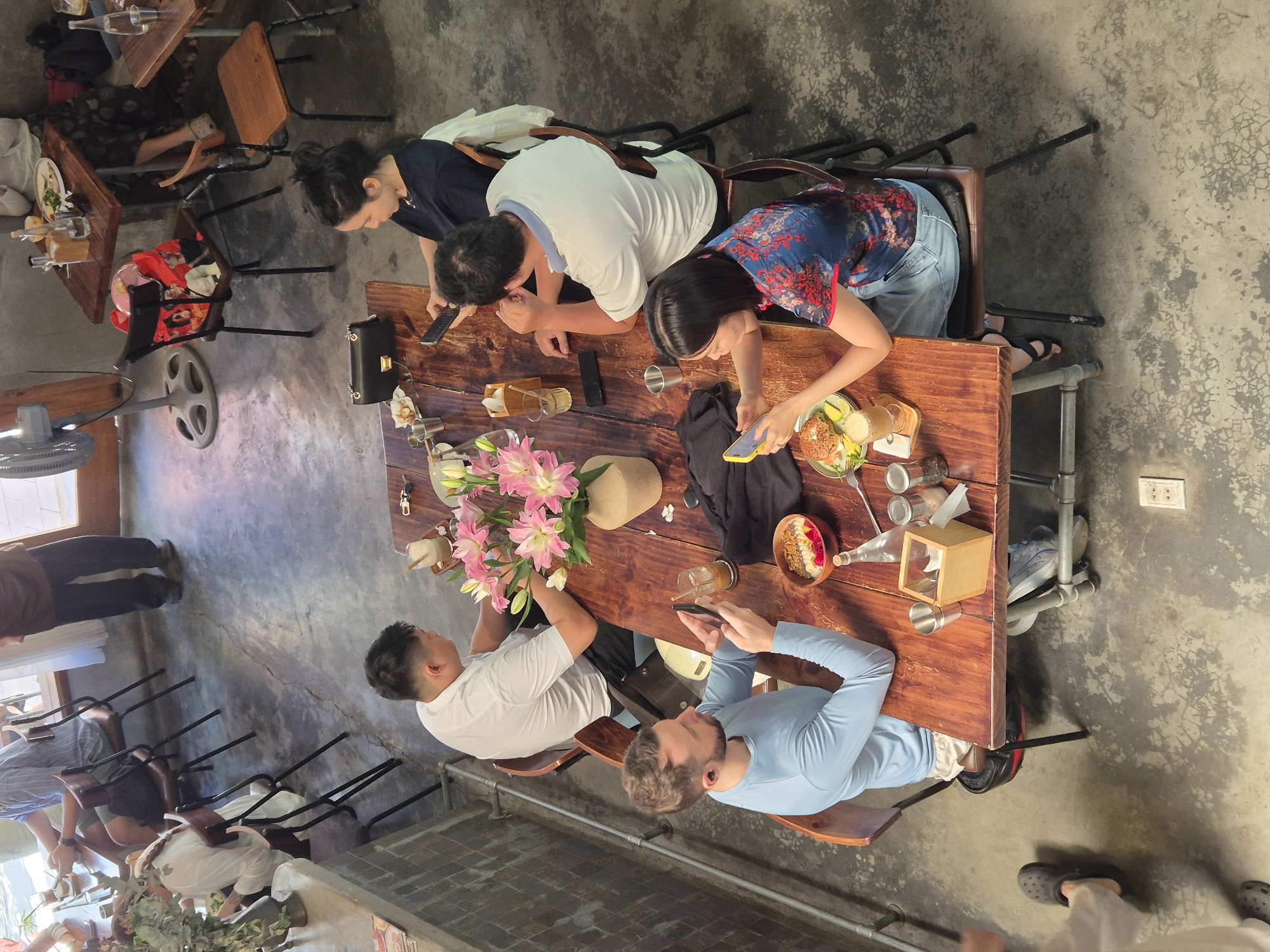 Cafe scene in Đà Nẵng with multiple patrons dining and working
