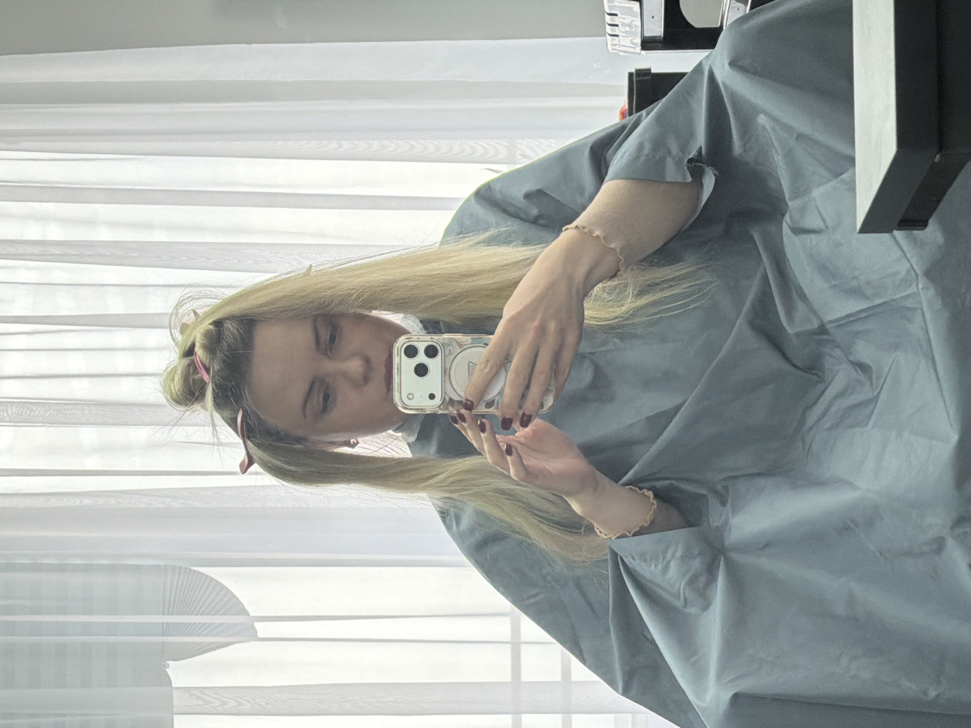 Morning scenes from Votkinsk: salon selfie and restaurant entrance