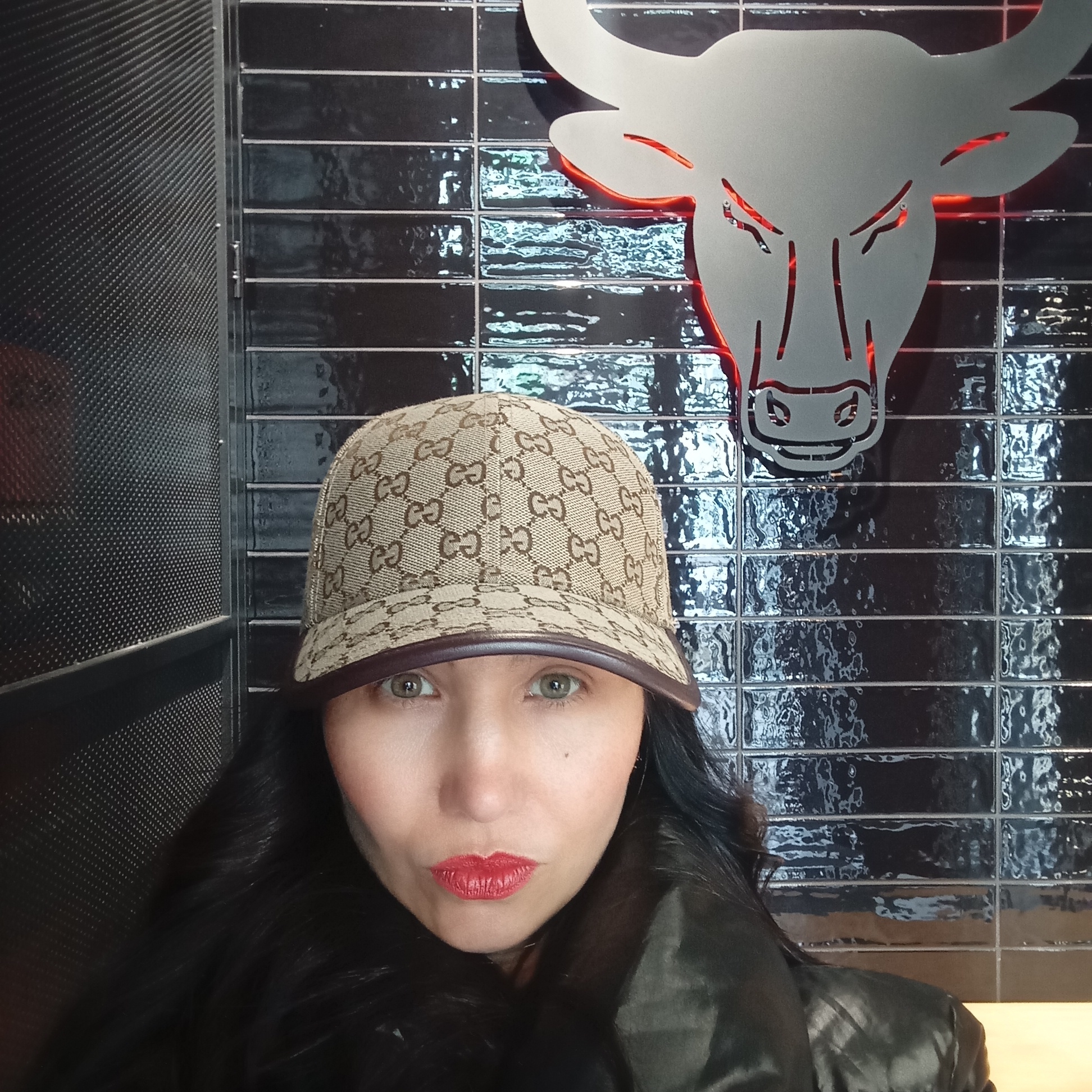 Woman spotted at multiple Izhevsk venues within 10 minutes