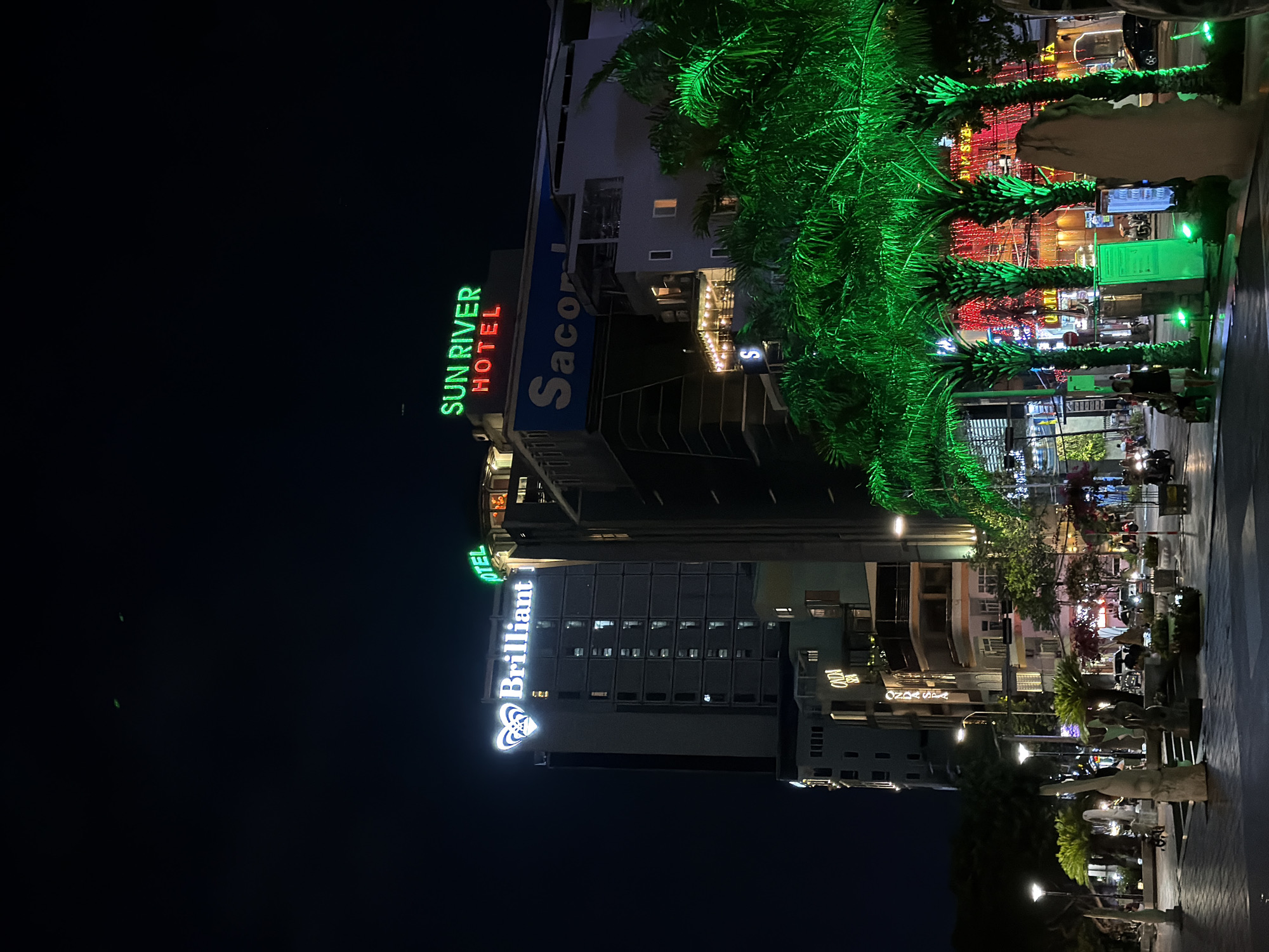 Nightlife along Đà Nẵng's Han River promenade