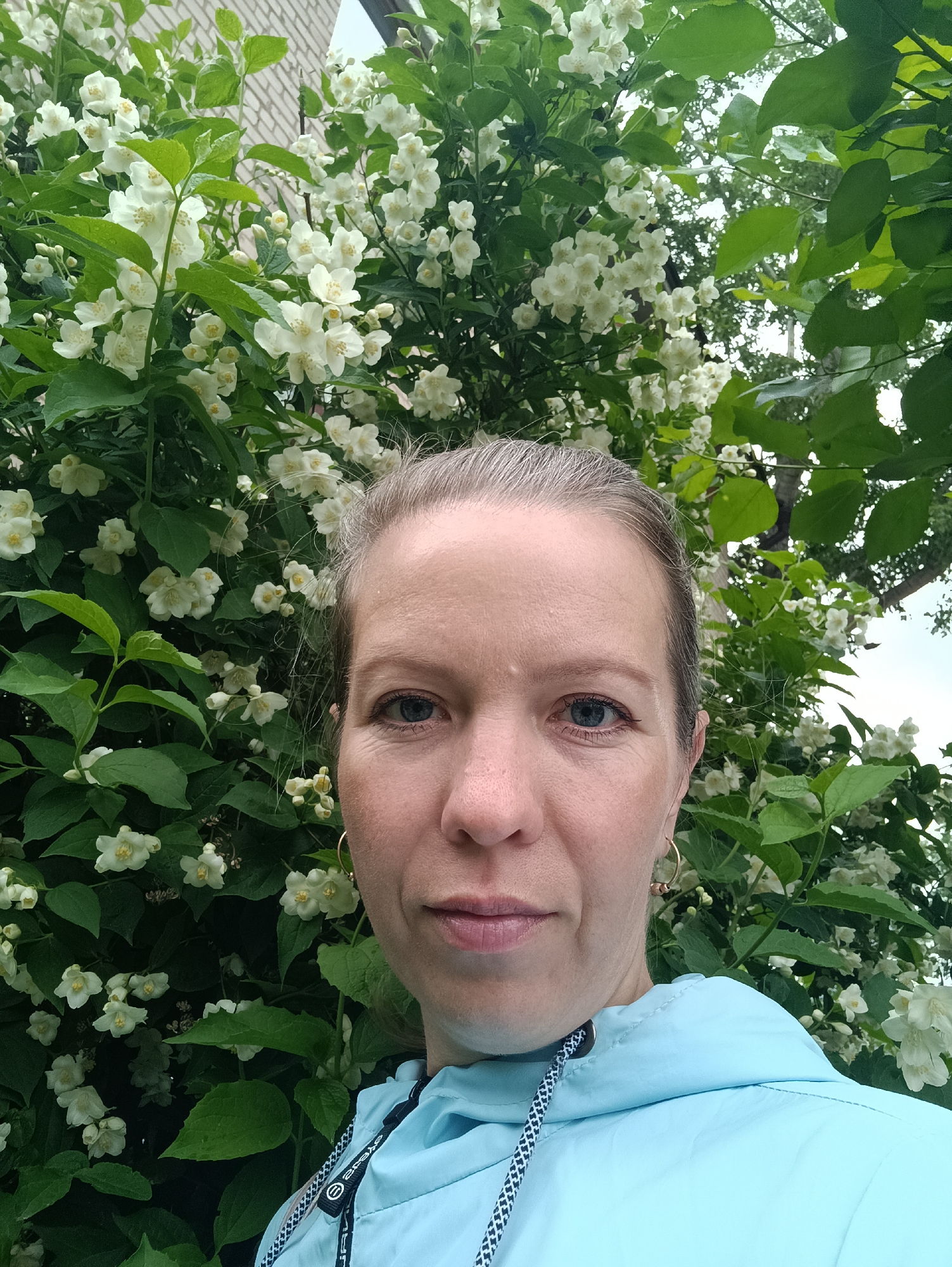 Woman documents late-night moments with flowers in Chaikovsky, Russia