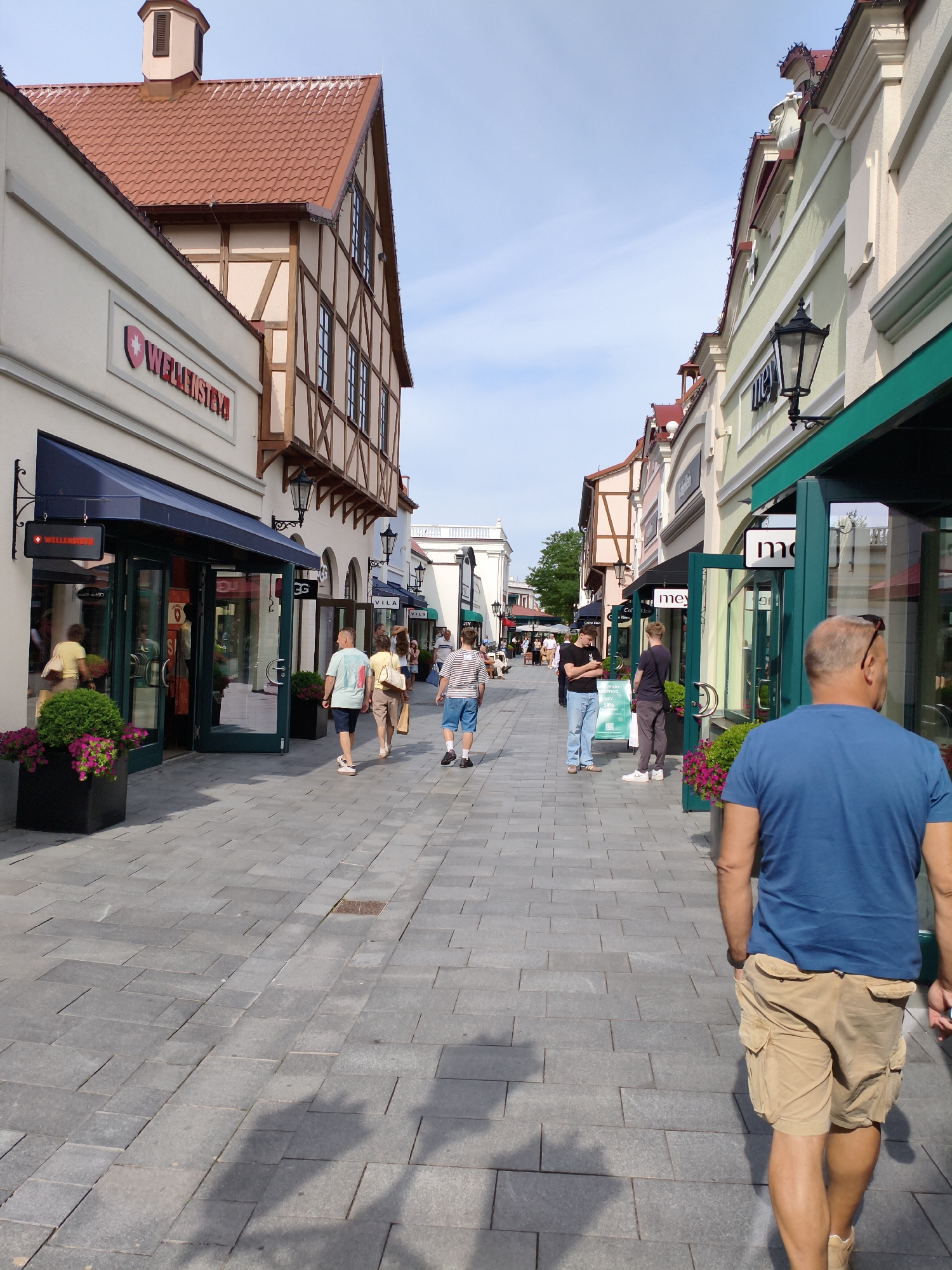Browsing the Designer Outlet Neumünster on a summer morning