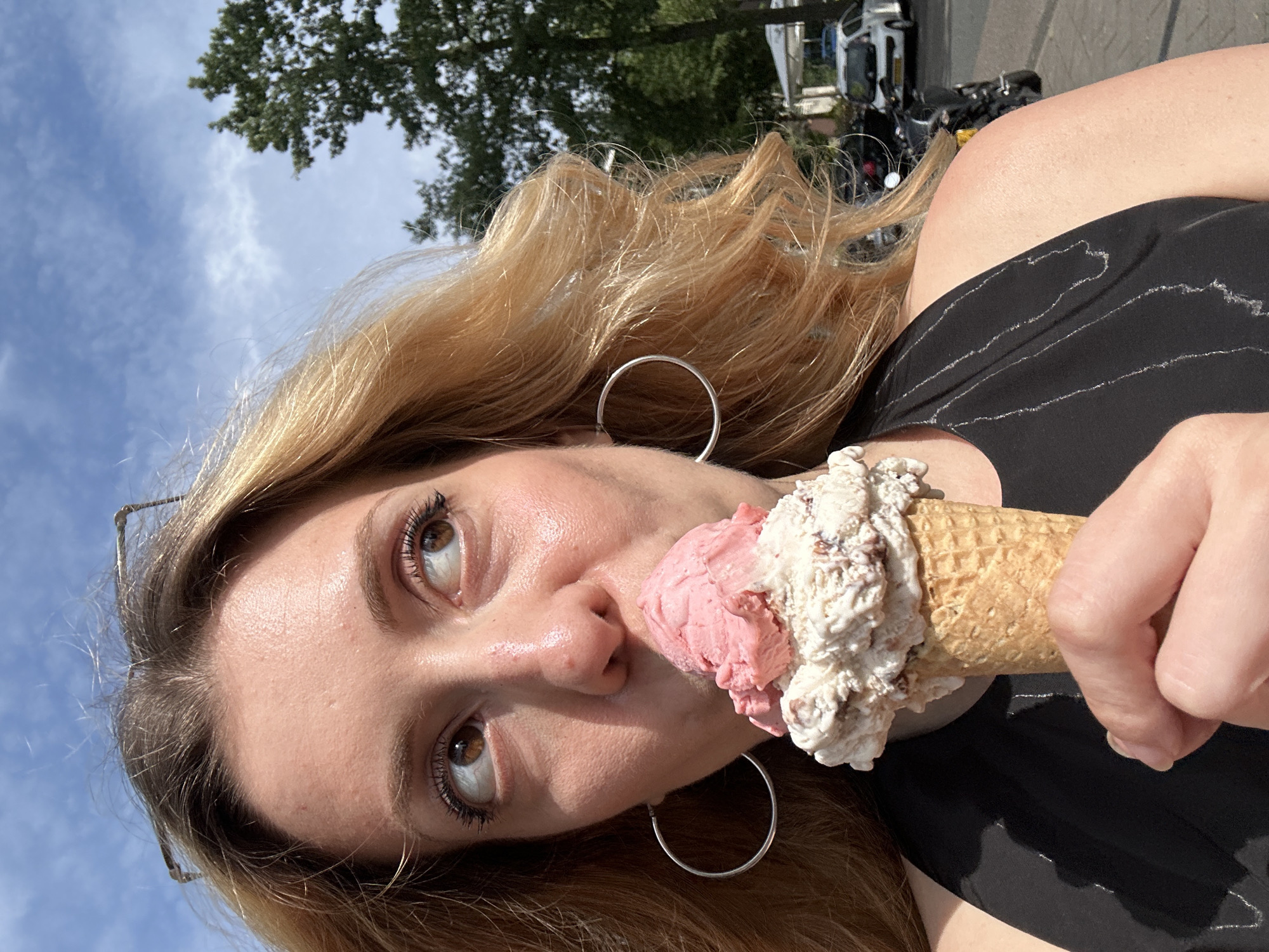 Amsterdam residents enjoy casual afternoon activities on spring weekend