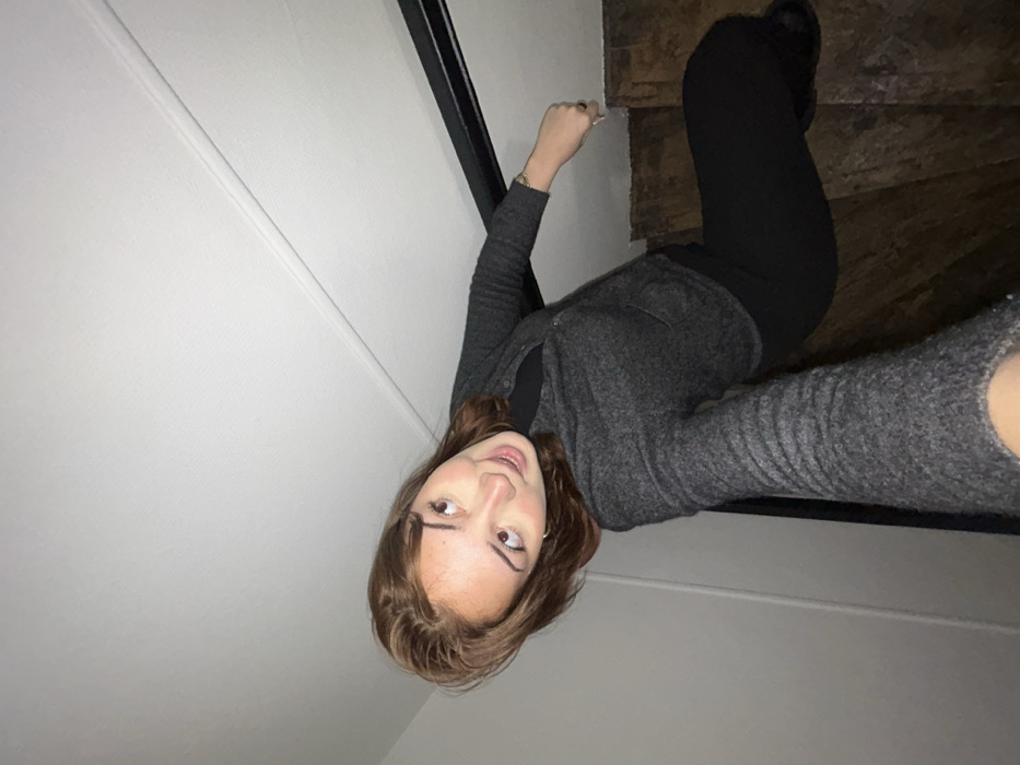 Woman documents afternoon shopping trip through Strasbourg selfies