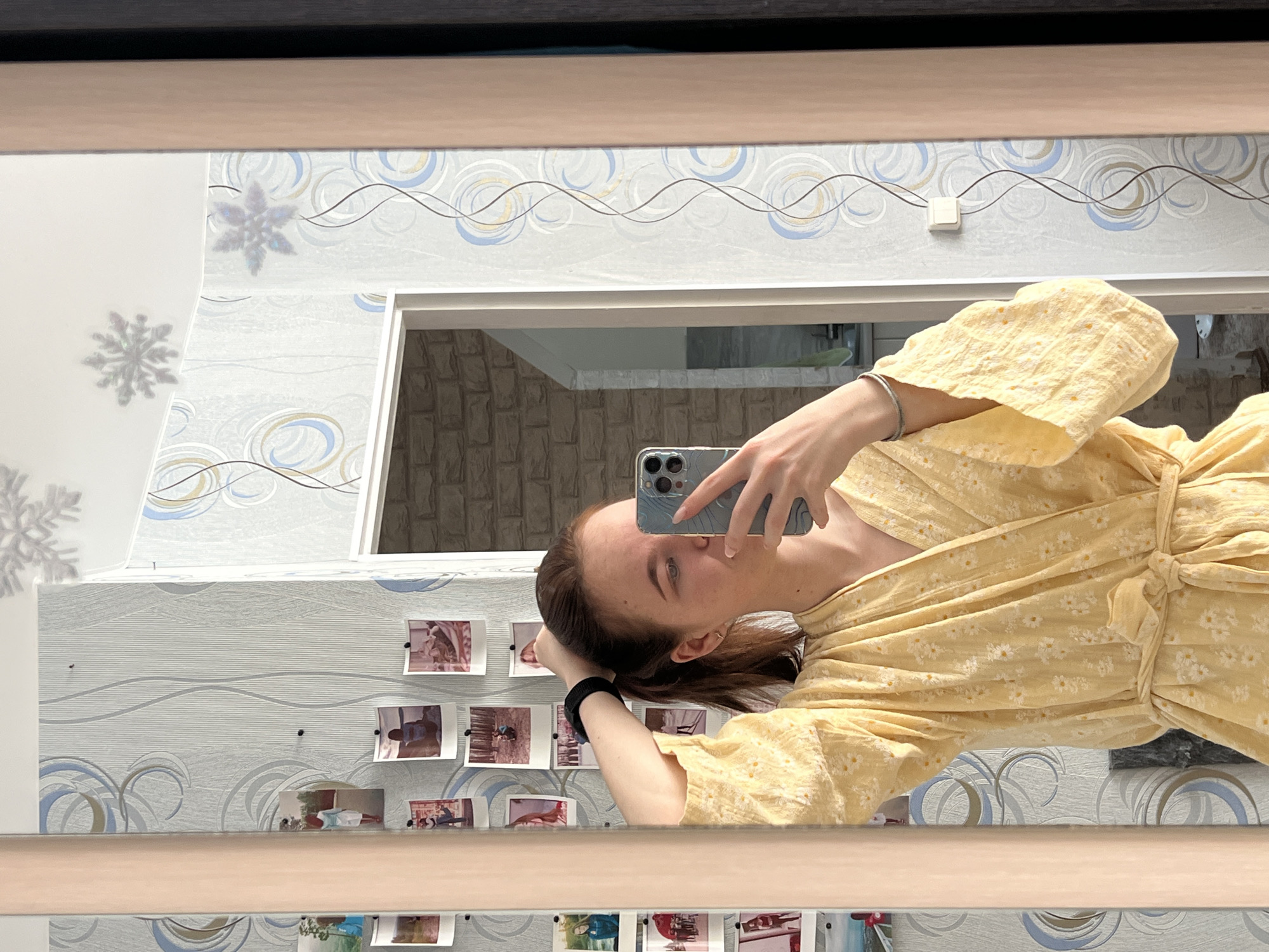 Woman documents daily life with cats in Russian apartment