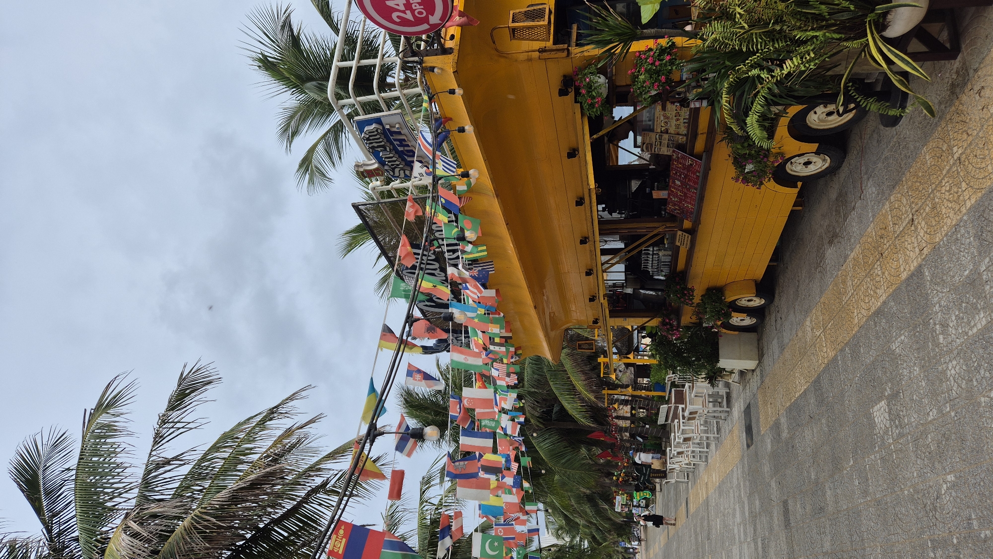 Morning scenes documented across Đà Nẵng's tourist coastal district
