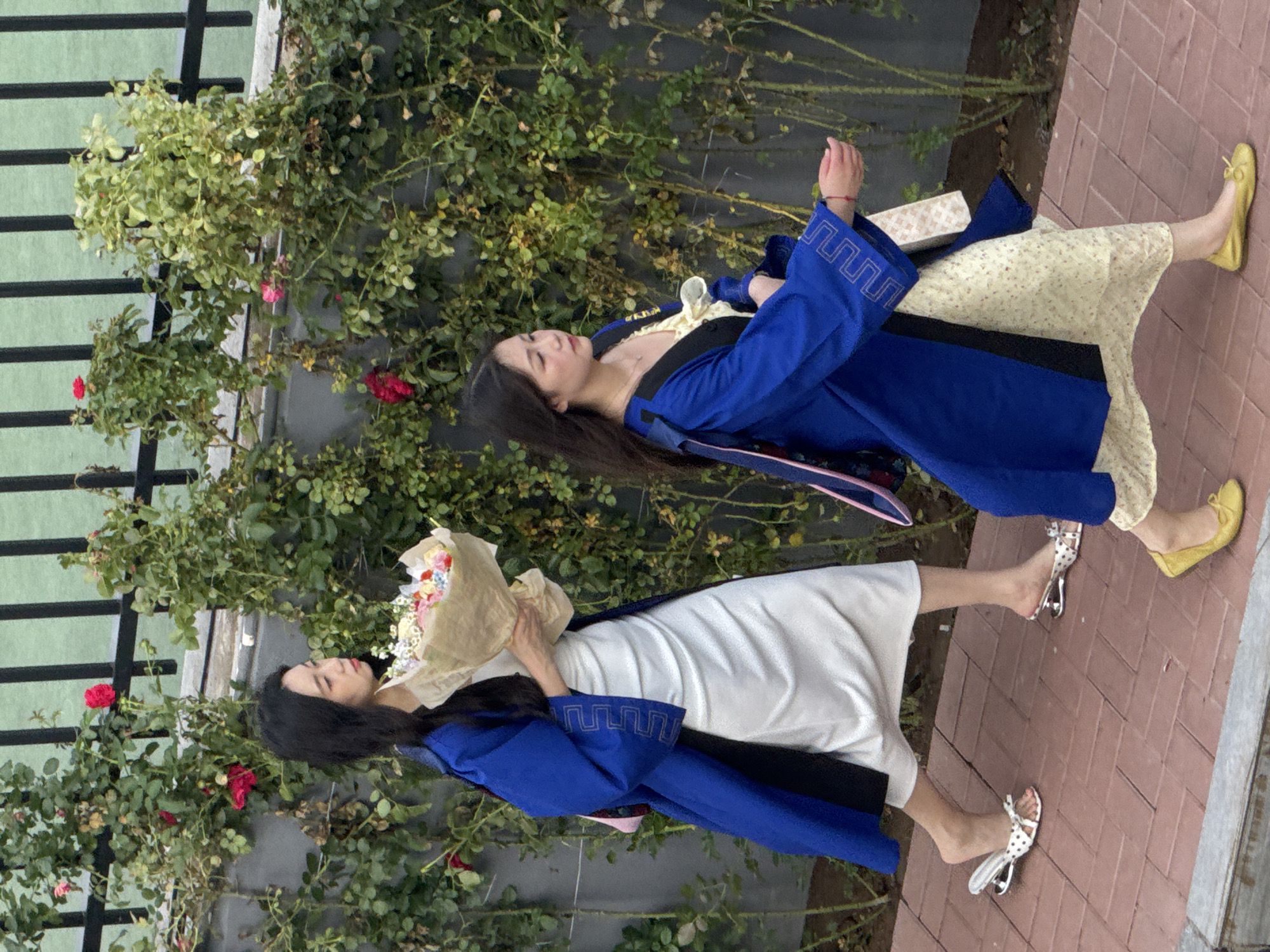 Graduation day in Zhongtun: gowns, roses, and a live stage