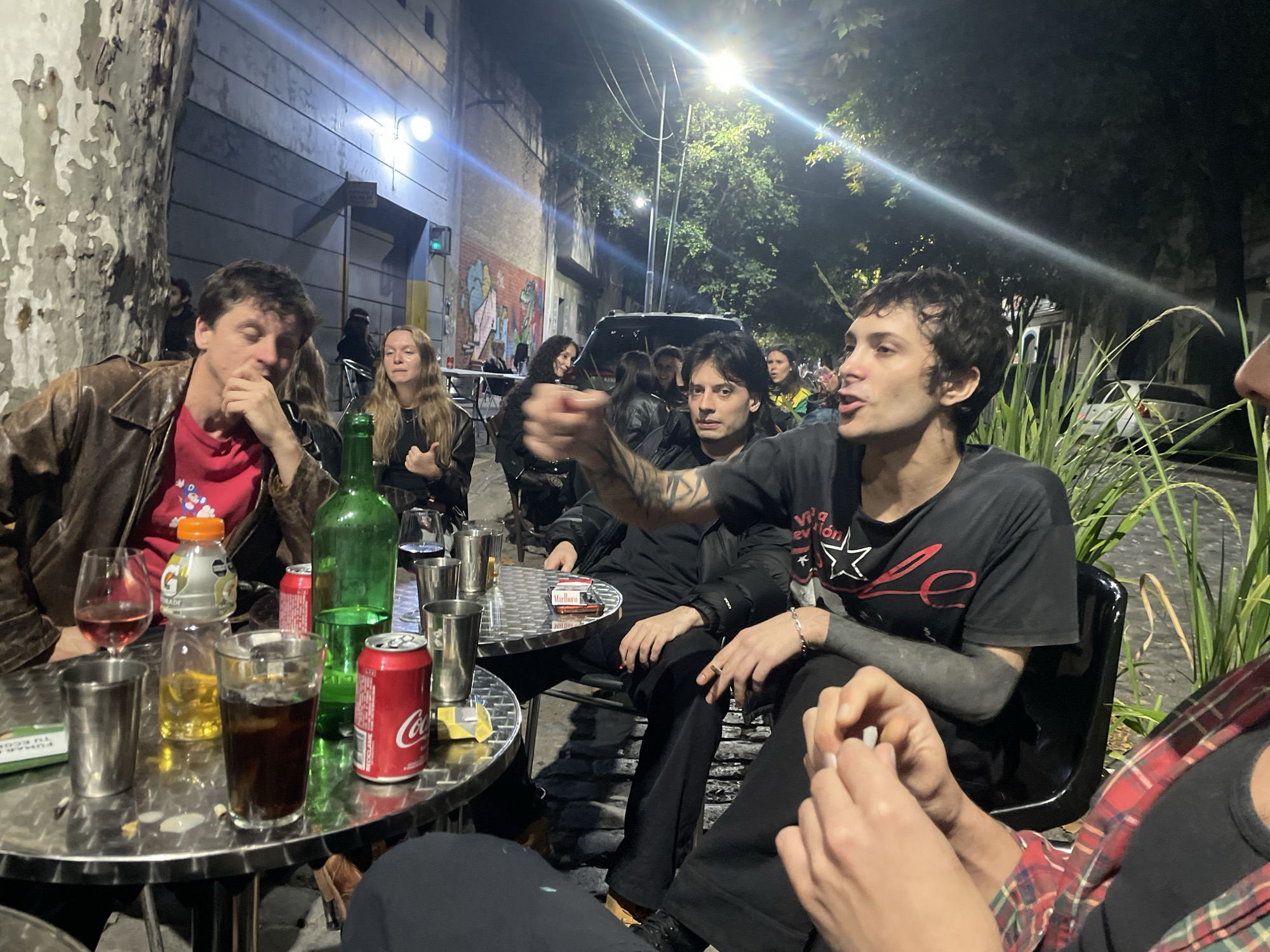 Late-night social gatherings and art viewing across Buenos Aires