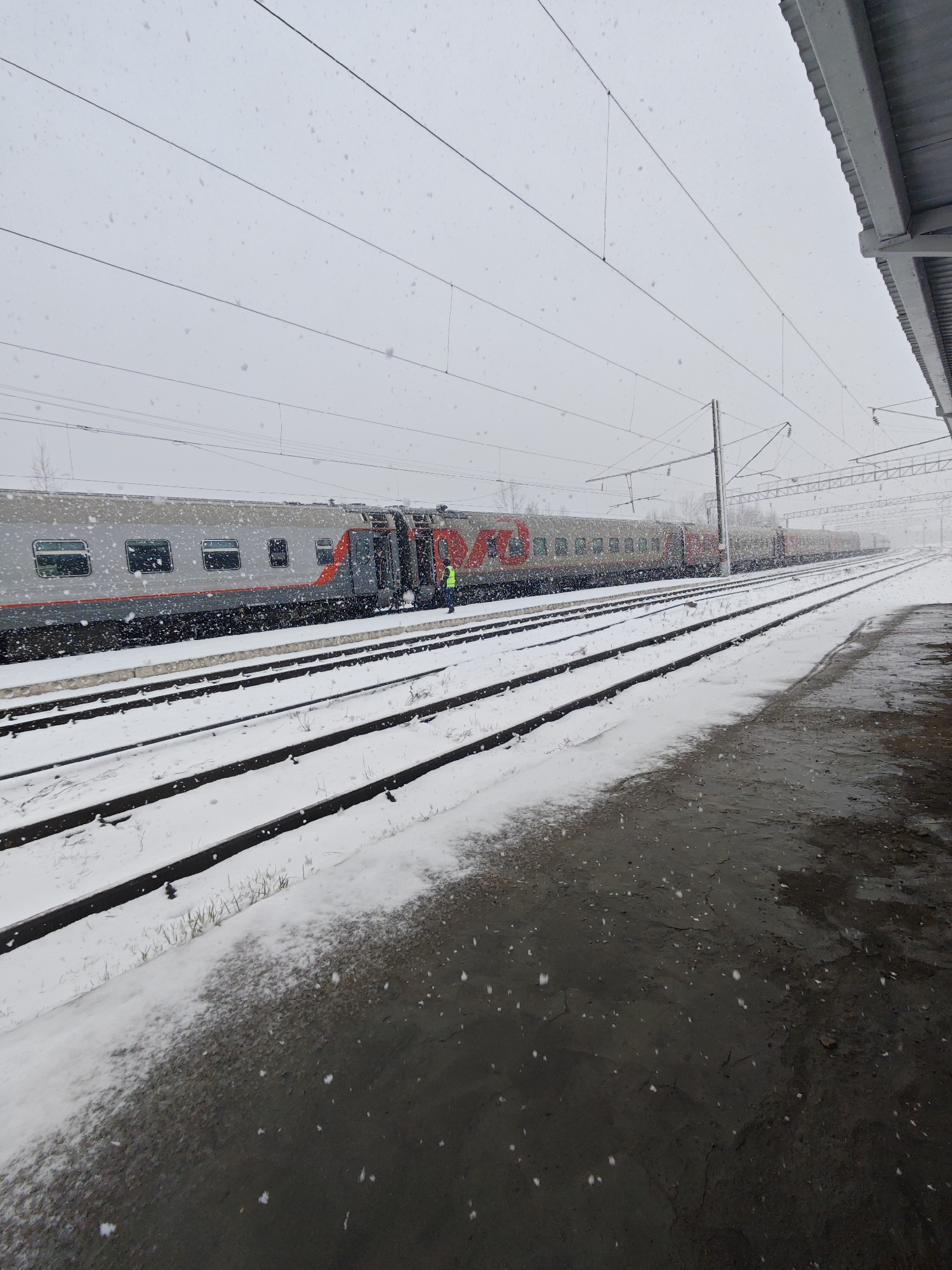 Snowy morning commute captured at Kambarka railway station