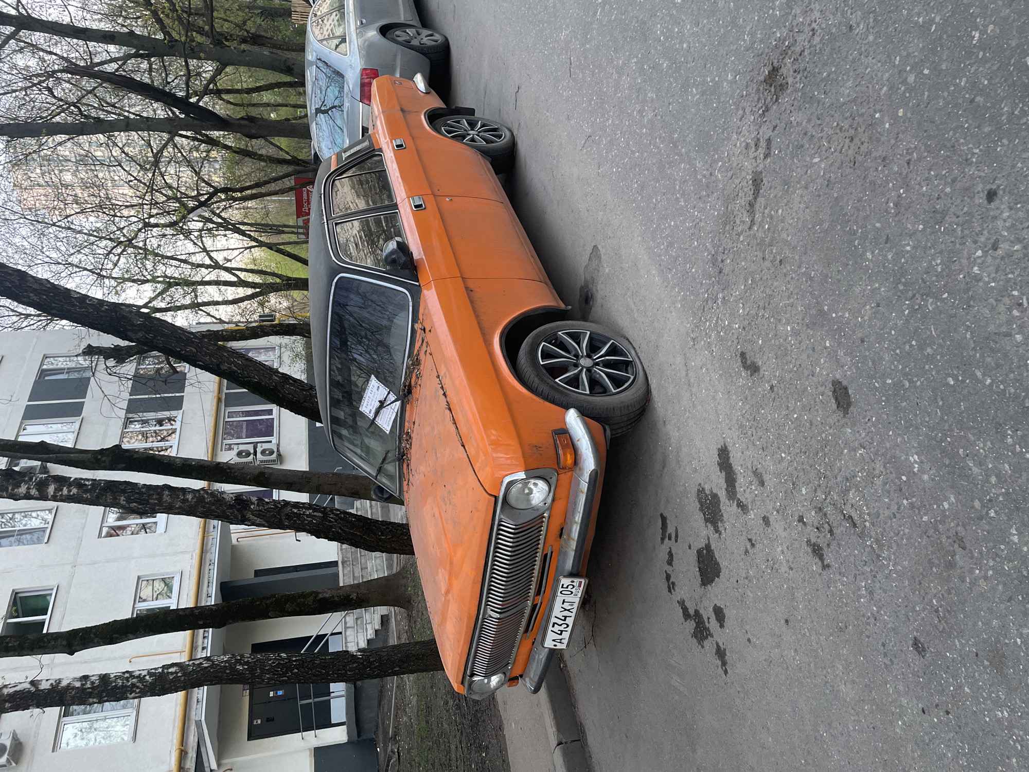 Vintage orange Volga with flat tire spotted in Moscow