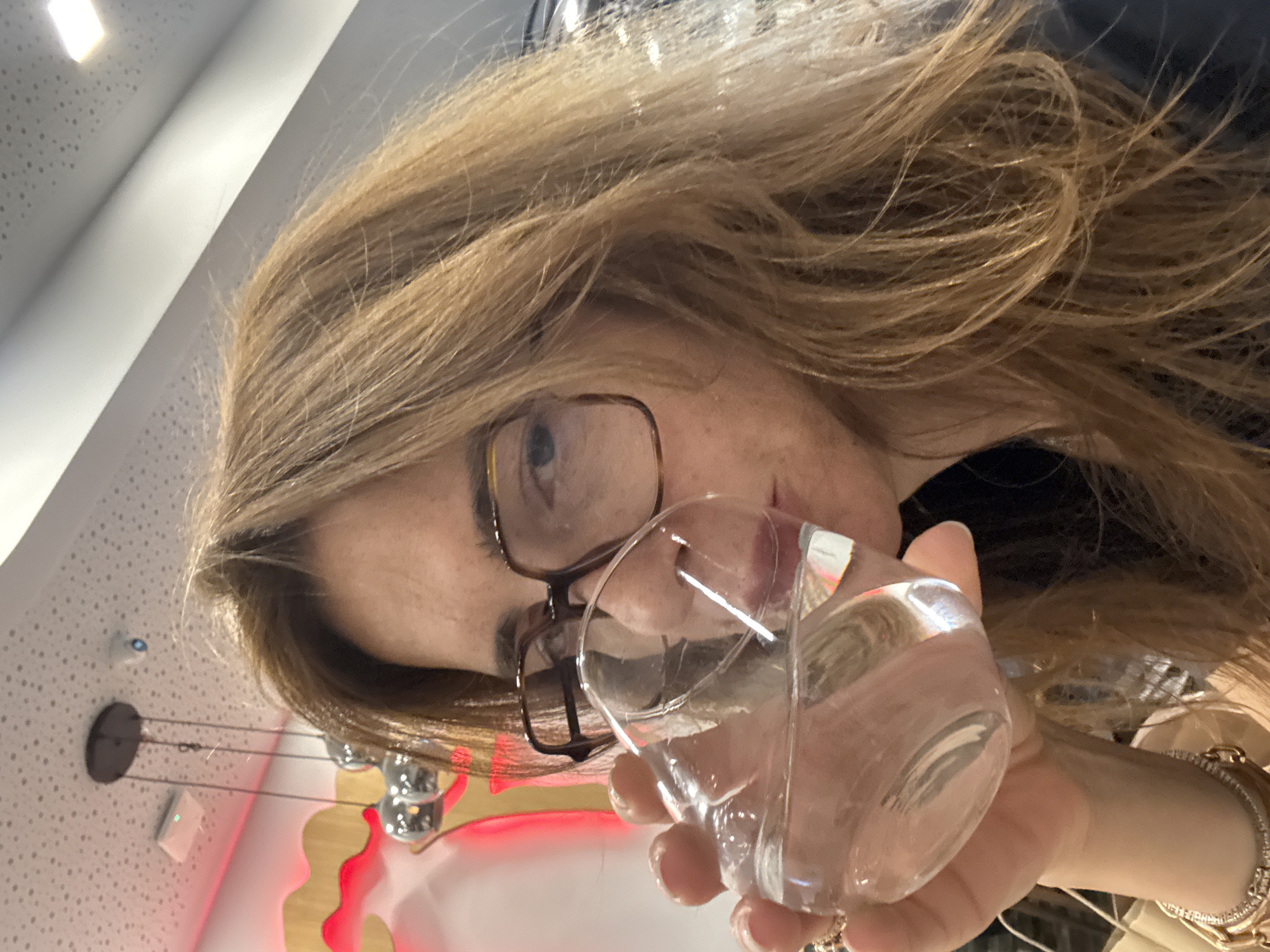 Woman with glass of water observed in Odivelas