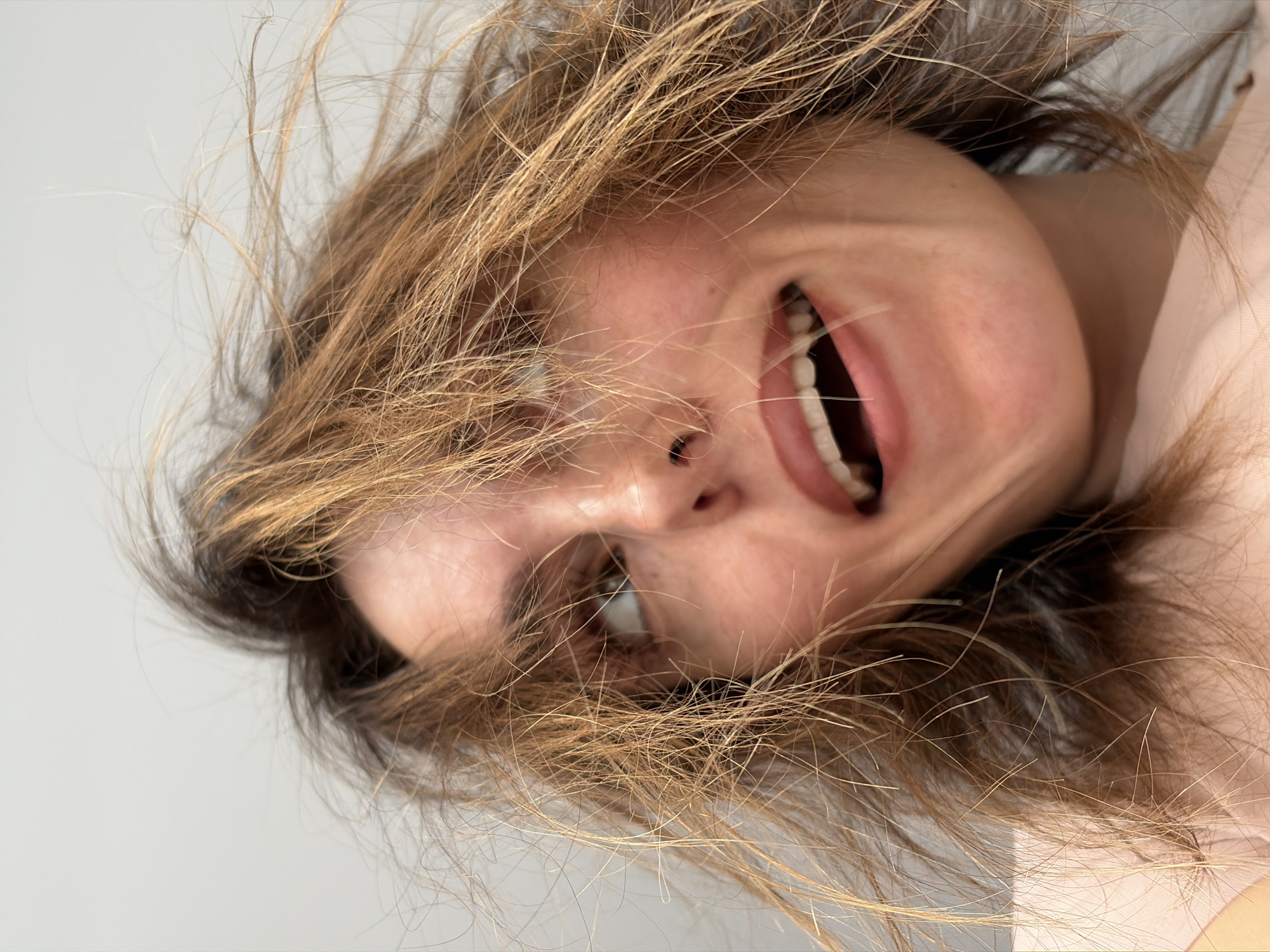 Woman documents playful early morning photo session in Sarapul