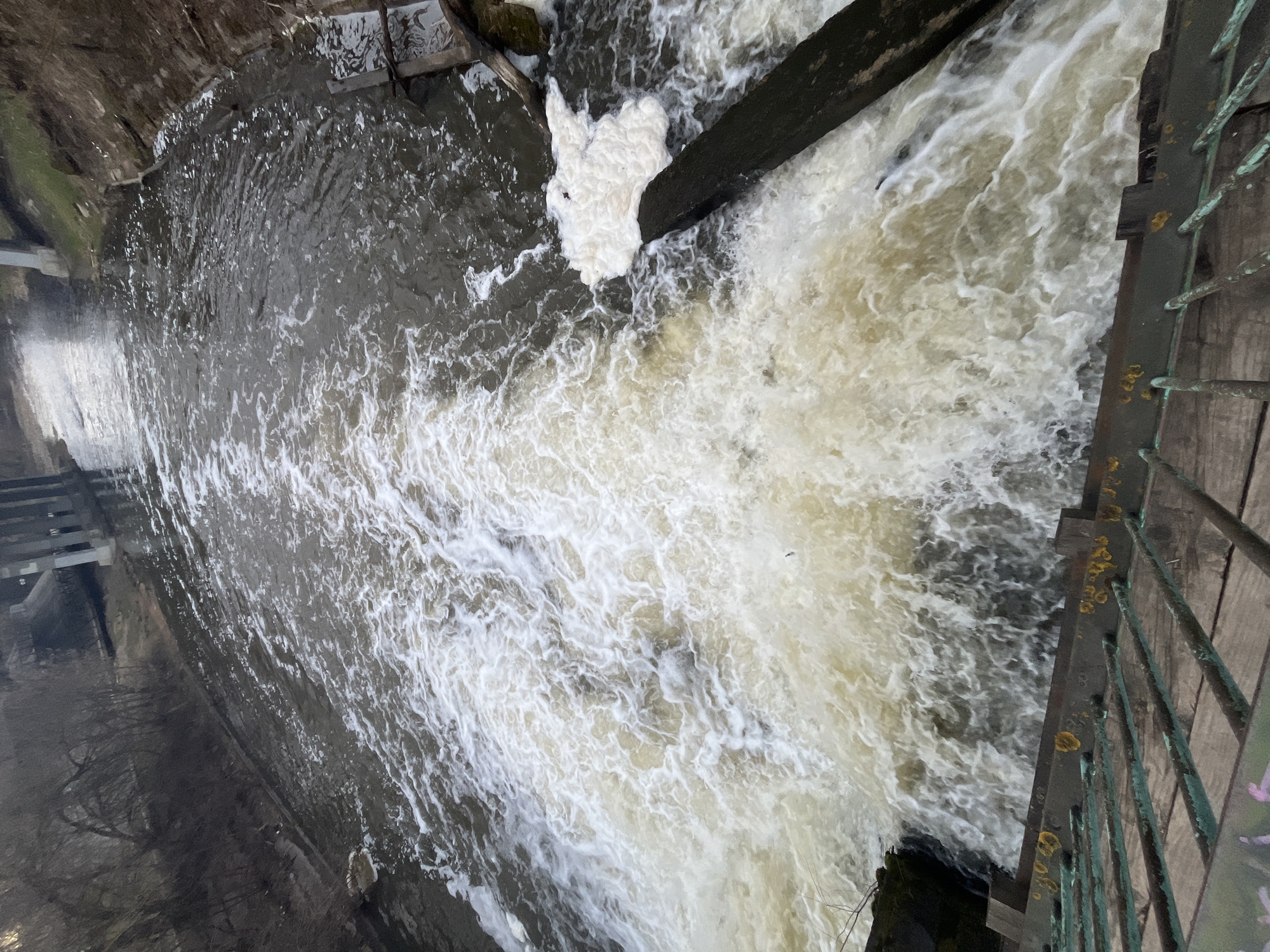 Turbulent waterway documented by witnesses in Klin, Russia