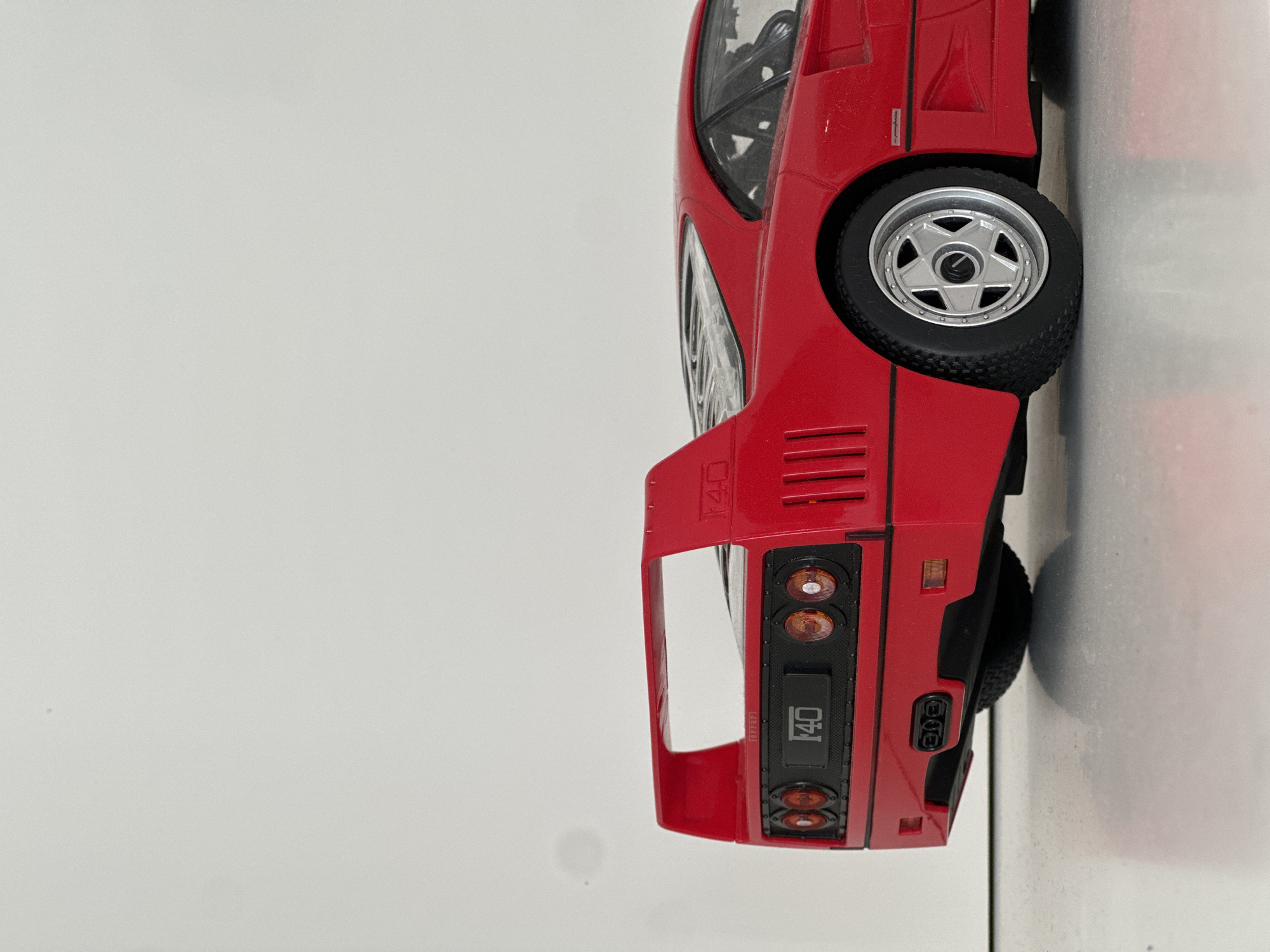 Ordinary indoor moments documented across Milan within three minutes