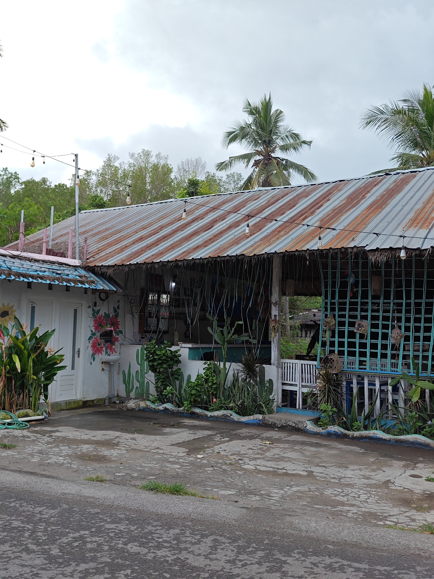 Tourist documents Nusa Penida businesses and resorts during island visit