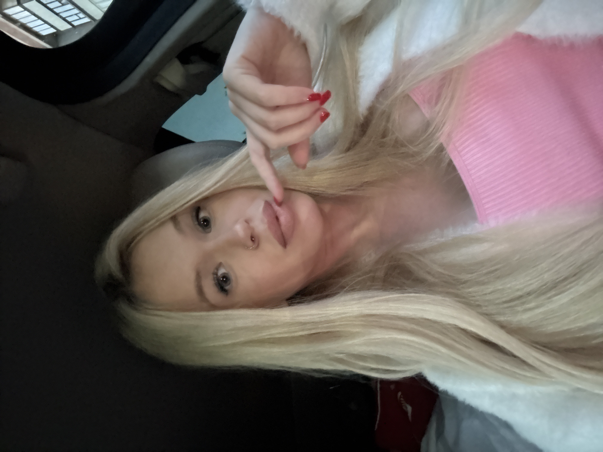 Pink car, pink top — a quick selfie stop in Shushary