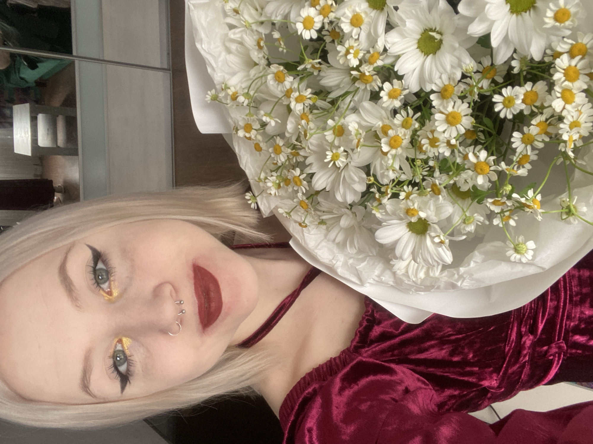Woman poses with daisy bouquet in Izhevsk selfie session