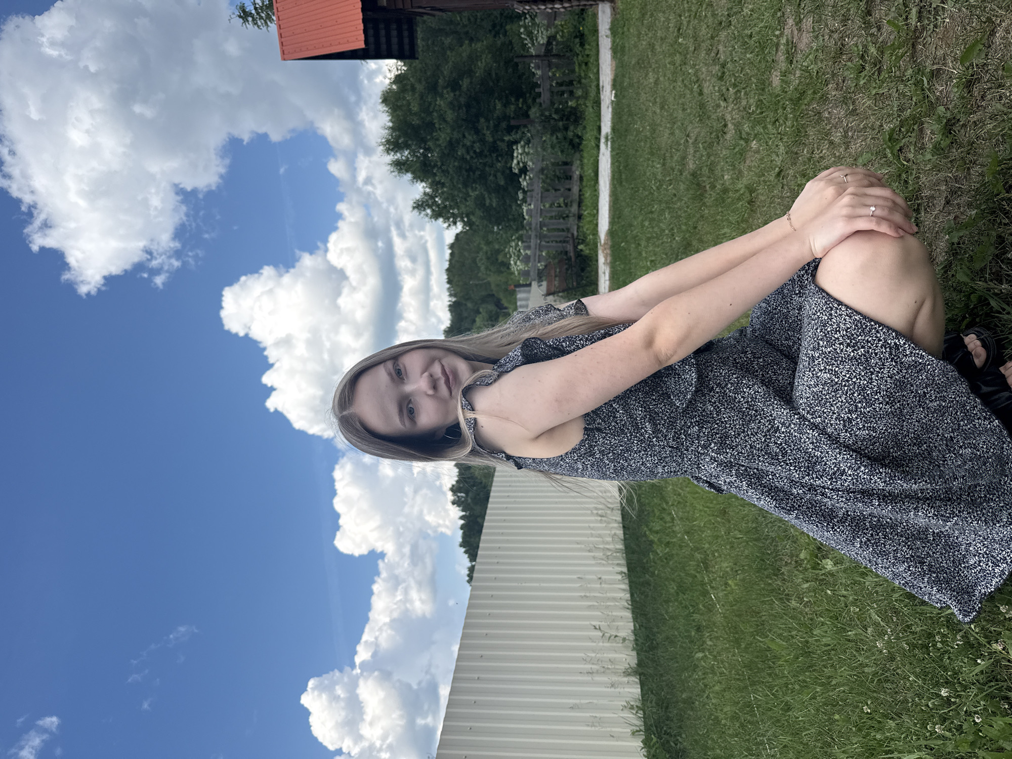 Rural photo session in Zhigalki with outdoor portraits and selfies