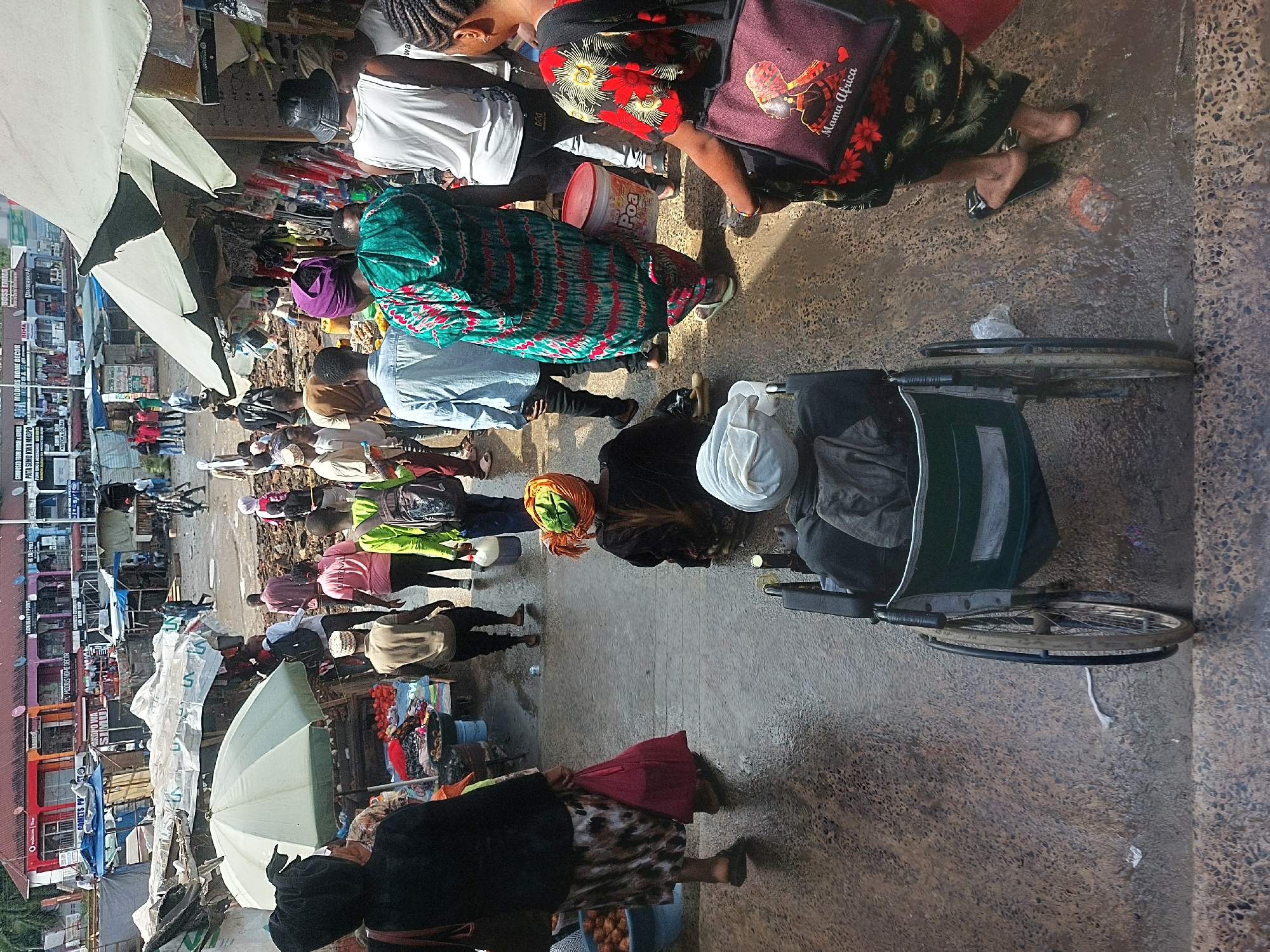 Morning Market Rush: Dar es-Salaam Street Life Captured