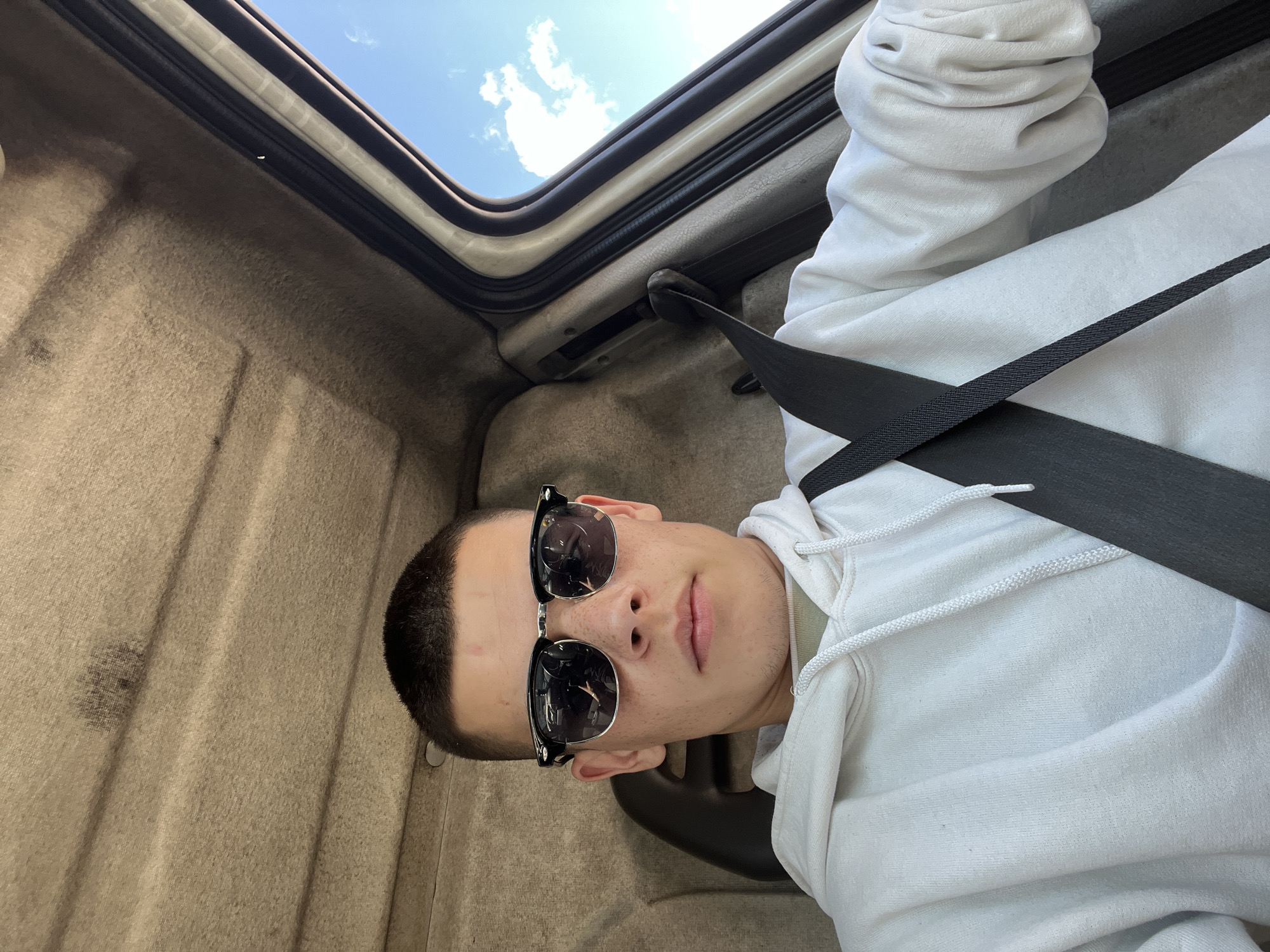 Man in white hoodie observed in car in Karlovo