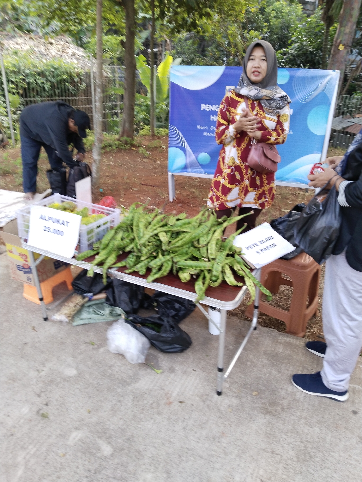 South Jakarta lakeside park buzzes with vendors and evening foot traffic