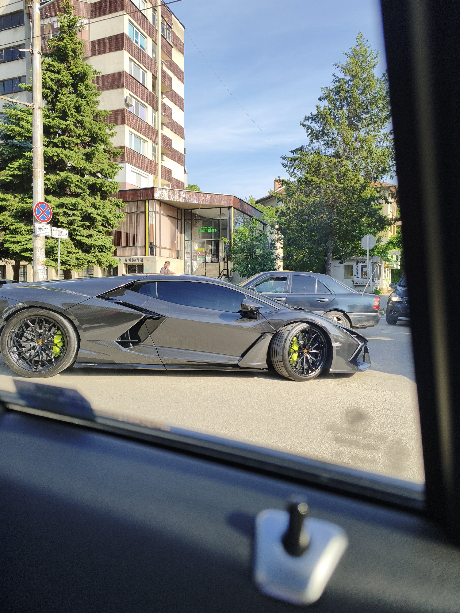 Luxury cars, balloon parade, cityscape captured in afternoon documentation