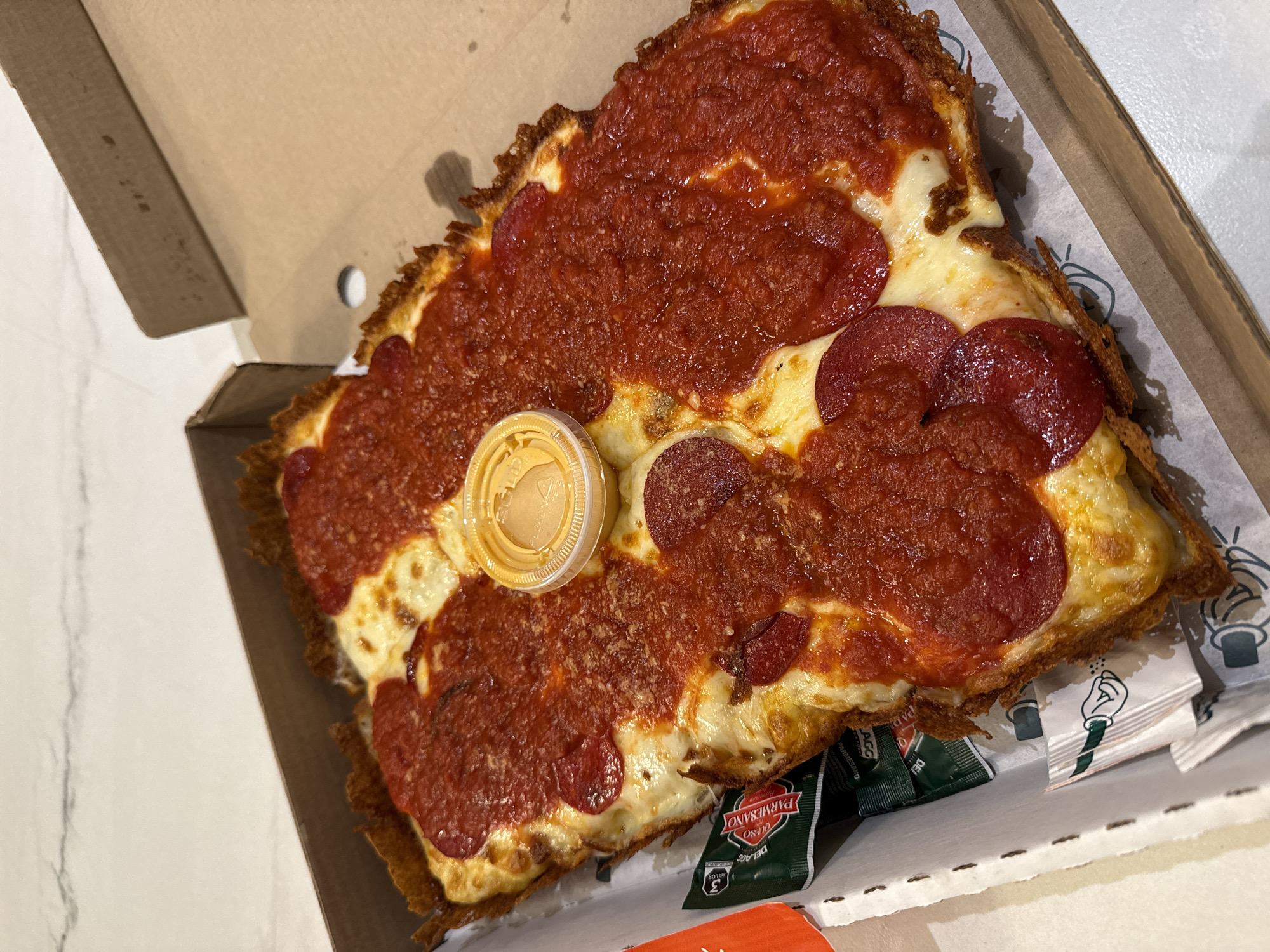 Late-night pizza delivery documented in Monterrey, Mexico