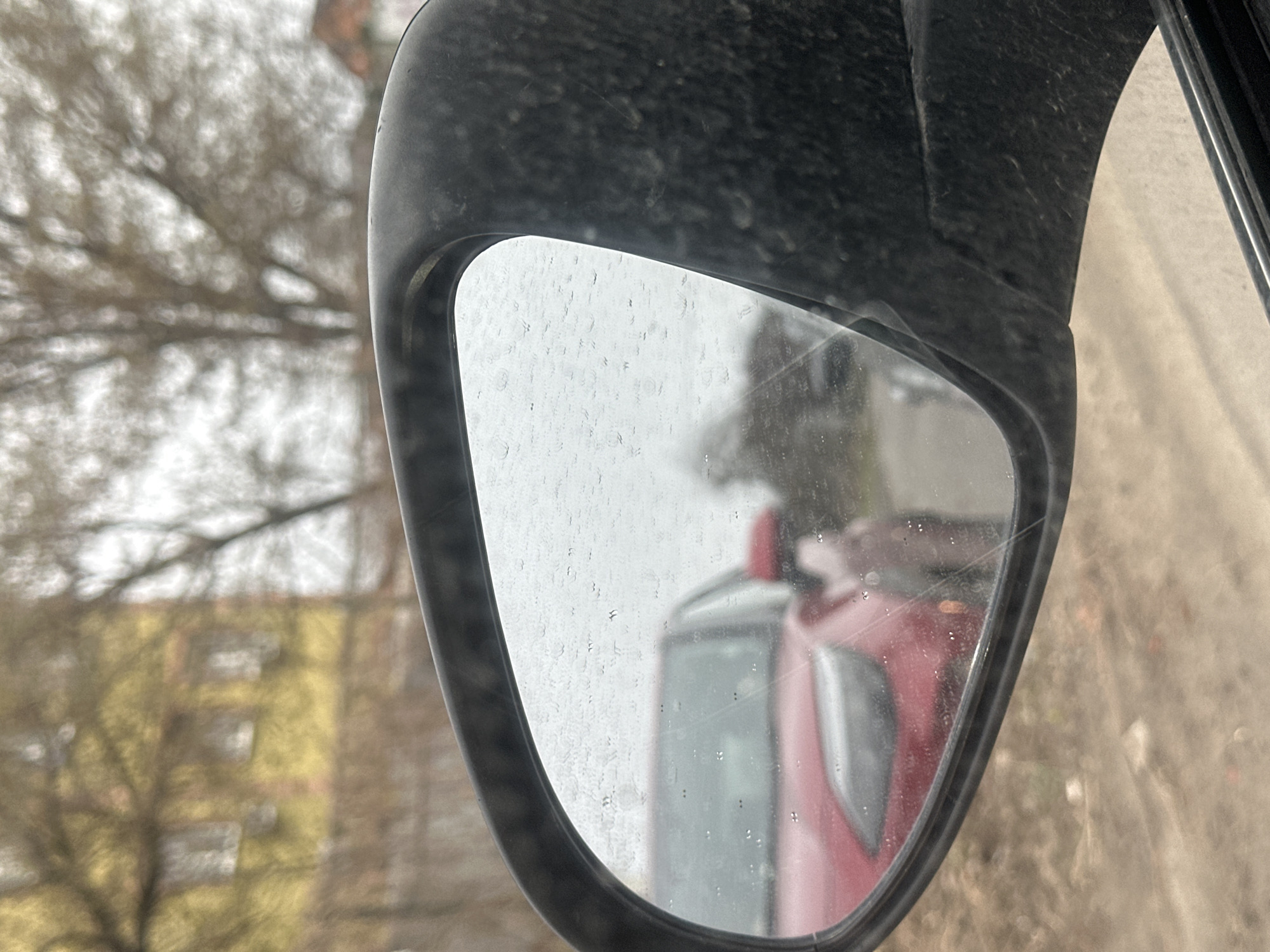 Morning street scenes documented across Kyiv during 5-minute span