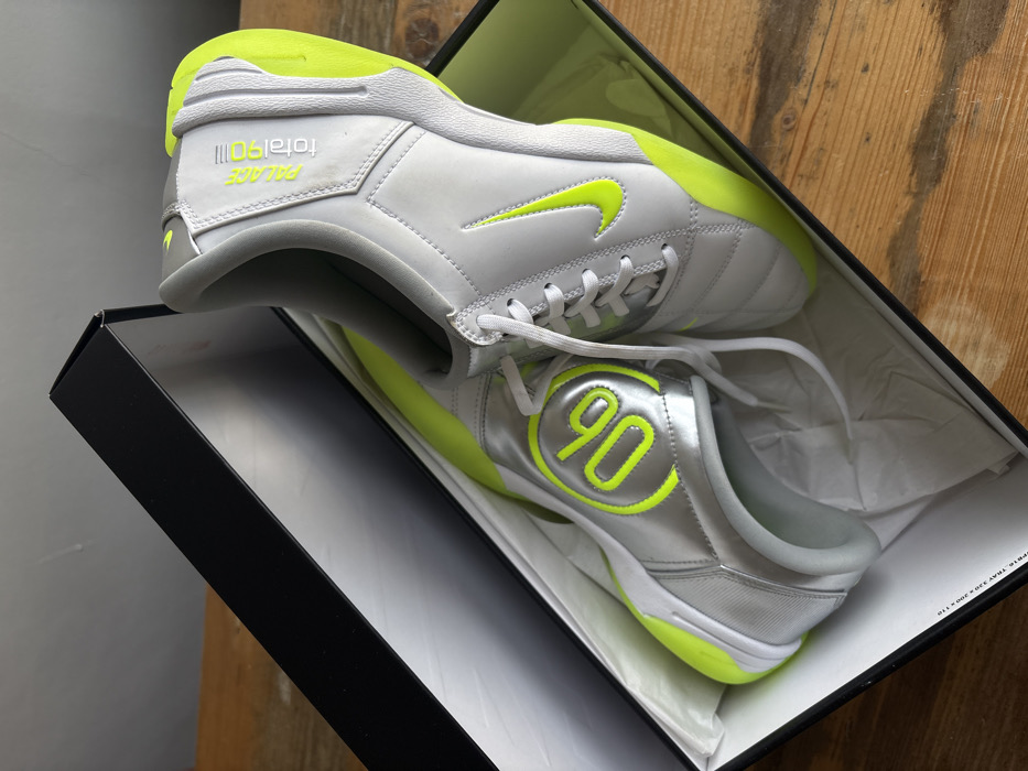 London witnesses document separate shoe unboxings within minutes