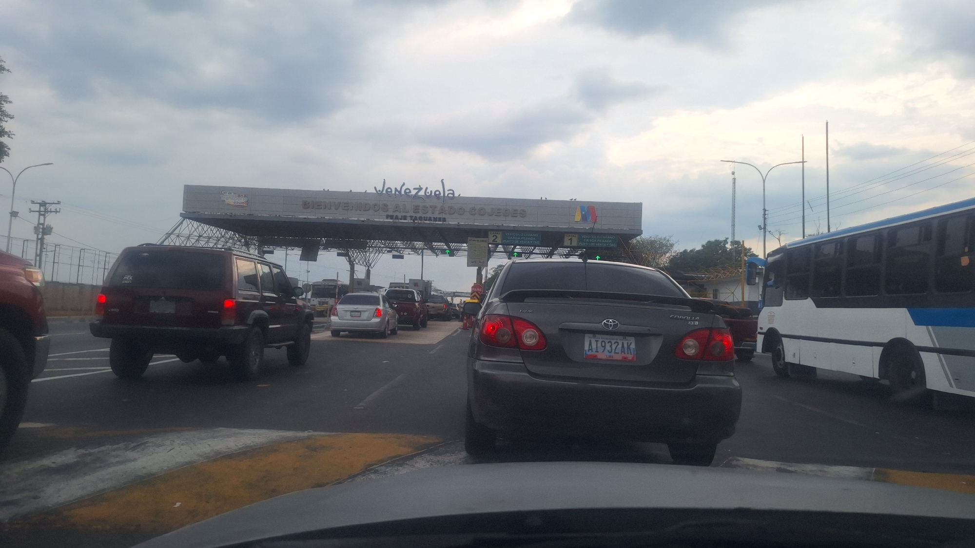 Traffic backs up at Venezuela state border toll station