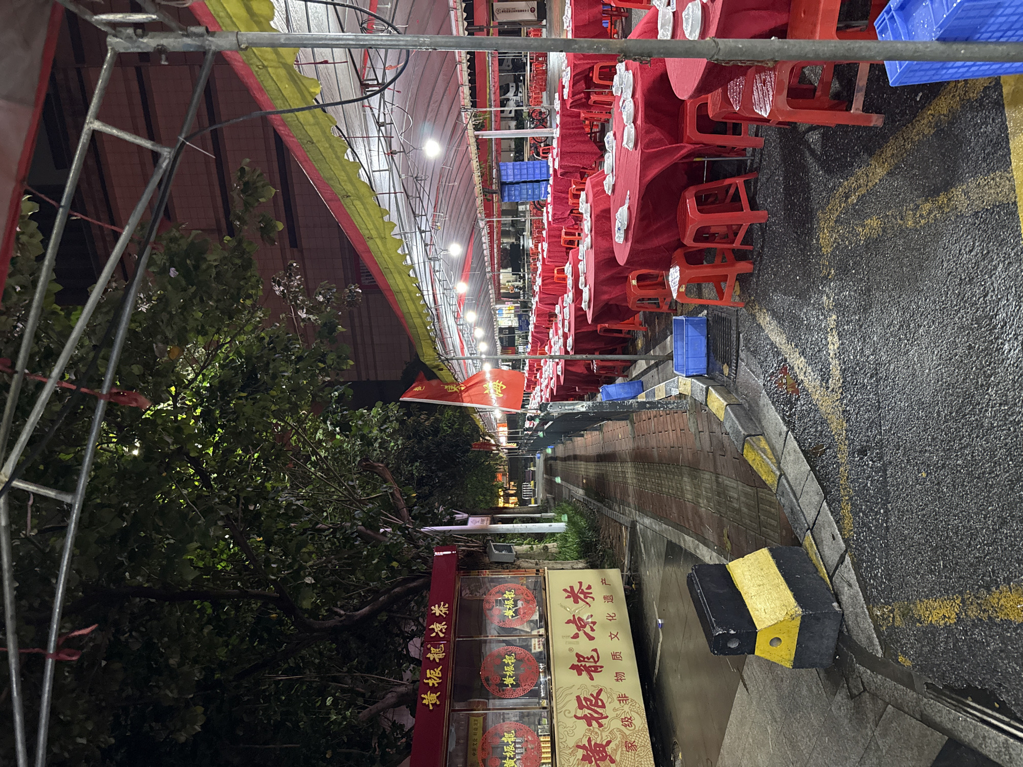 Haizhu District after rain: wet streets, outdoor dining, city lights