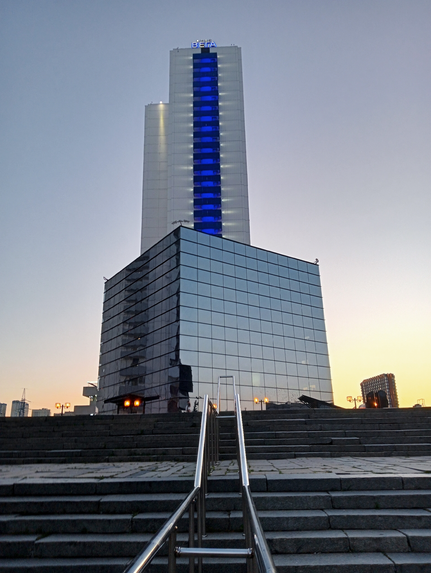 Twilight wander through Izmaylovo — towers, birds, and blooms