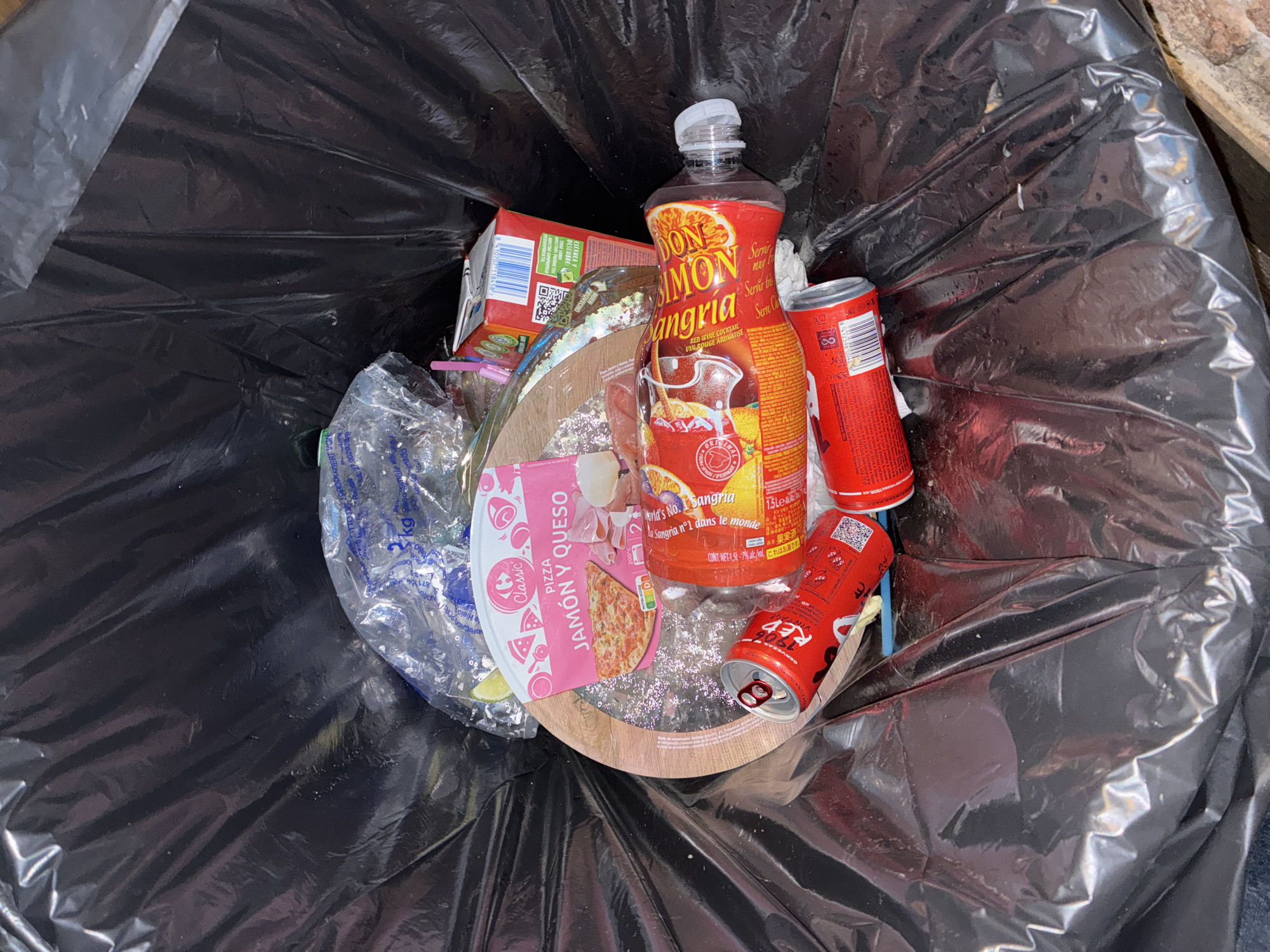 Barcelona witnesses document daytime litter, nighttime wet streets