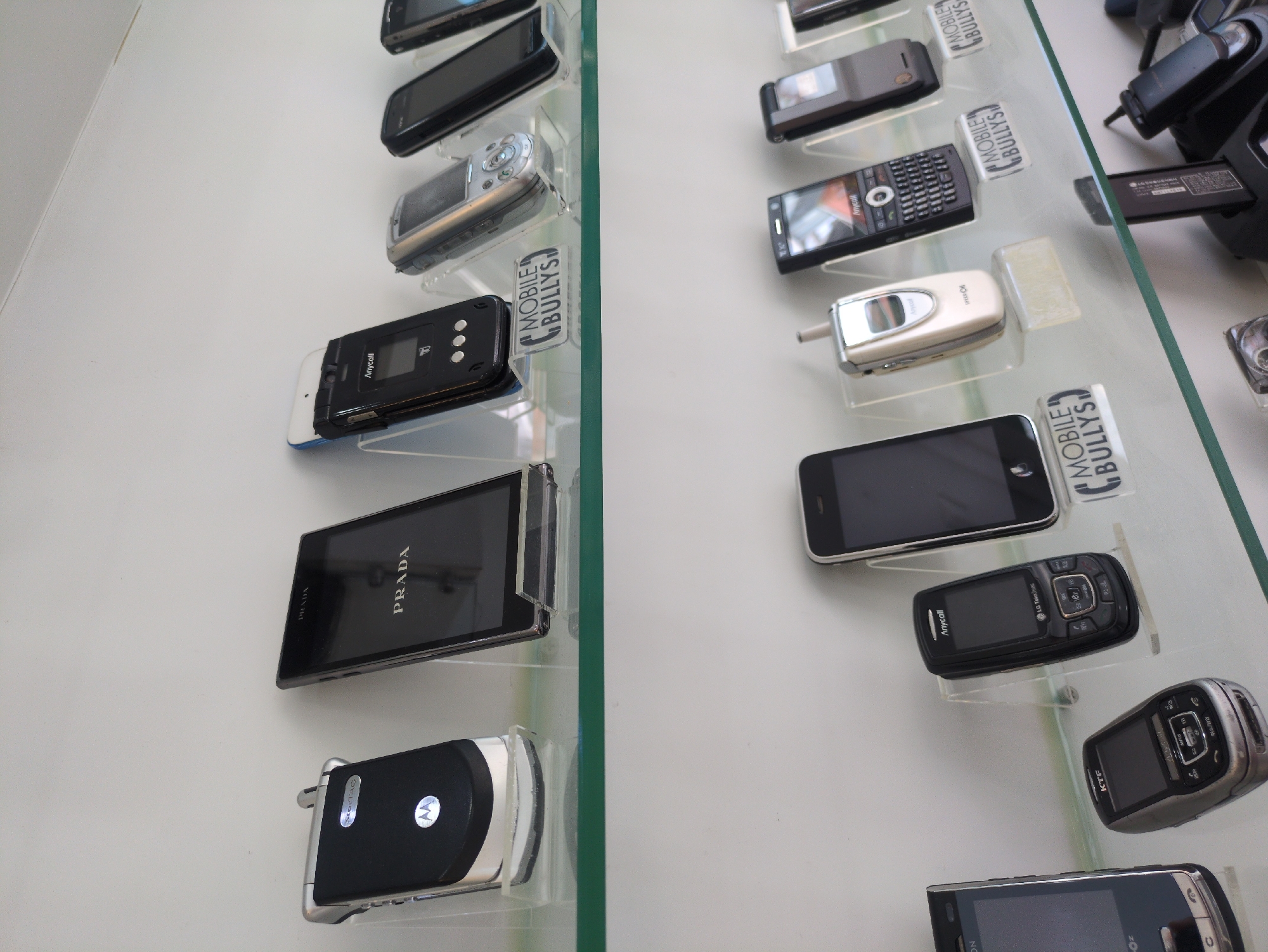 Late-night scenes captured at Seoul mobile phone store