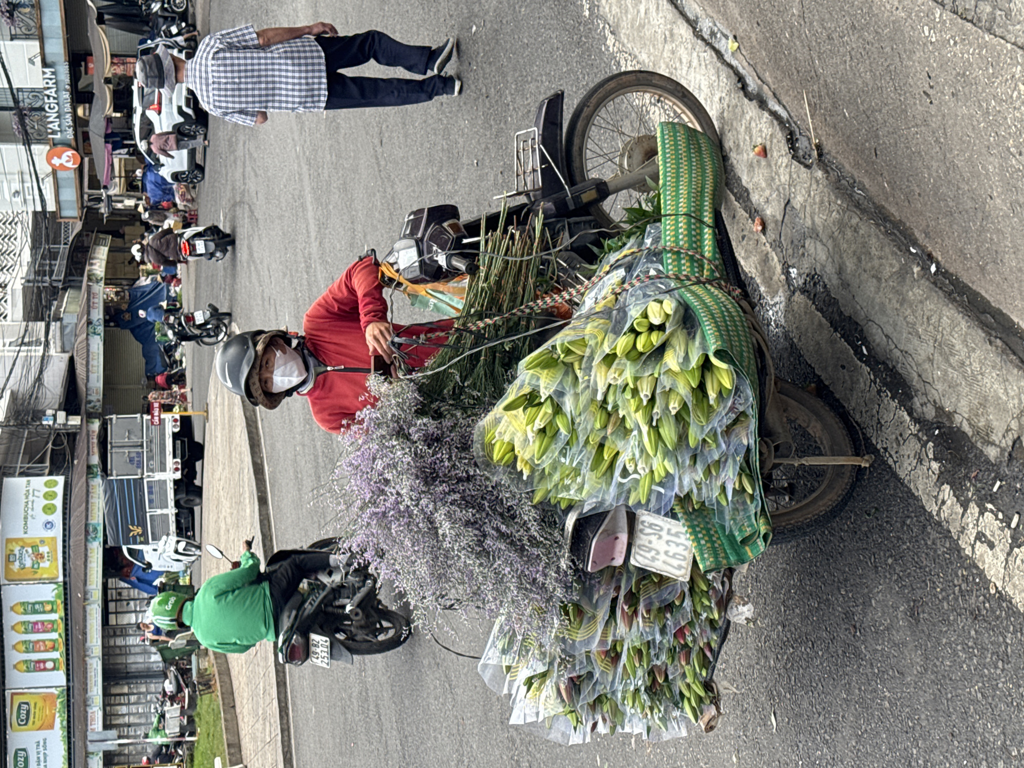 Da Lat's flower market district and lakeside streets in motion