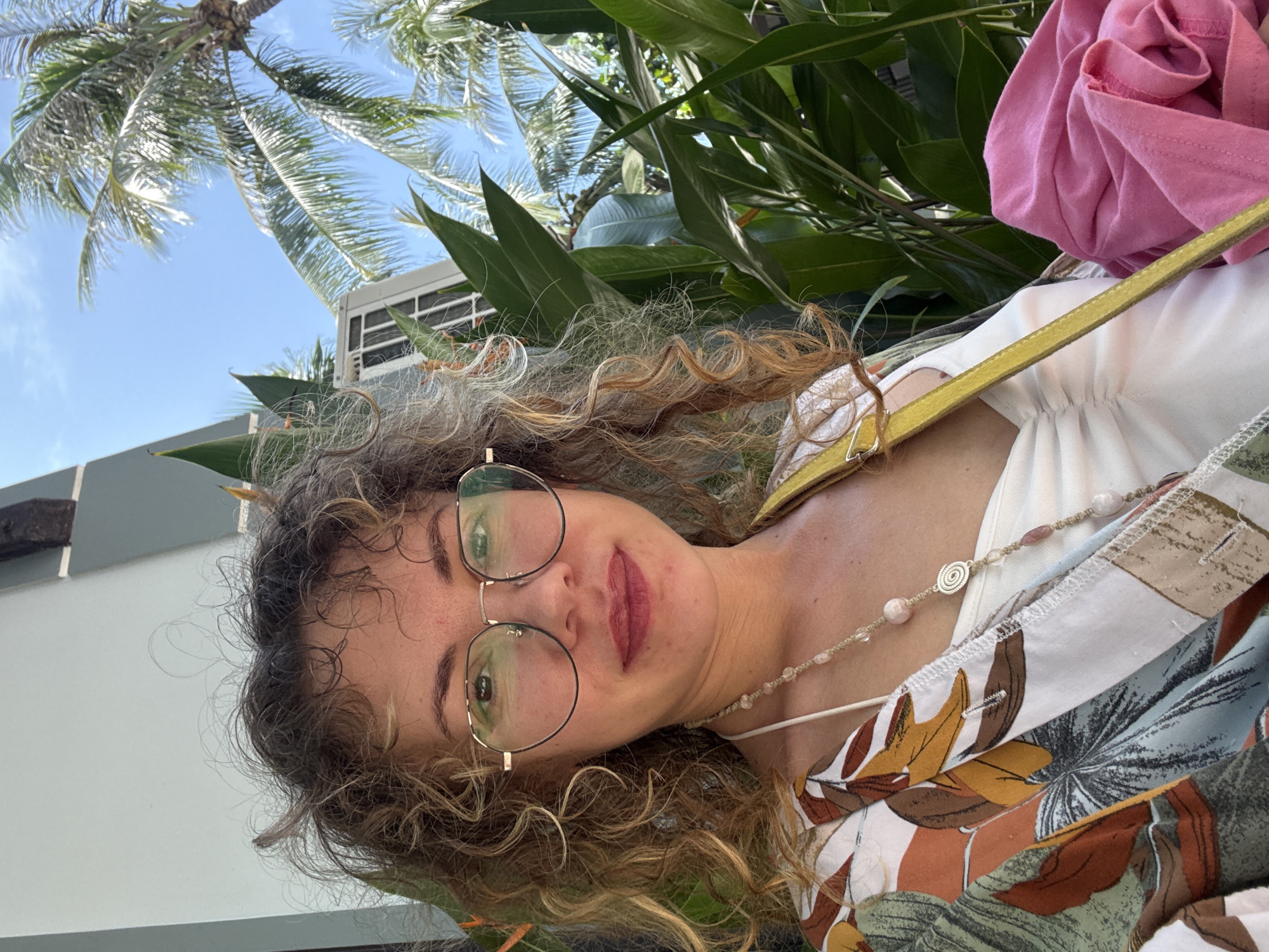 Morning moments at a Mũi Né guesthouse, selfies and surroundings