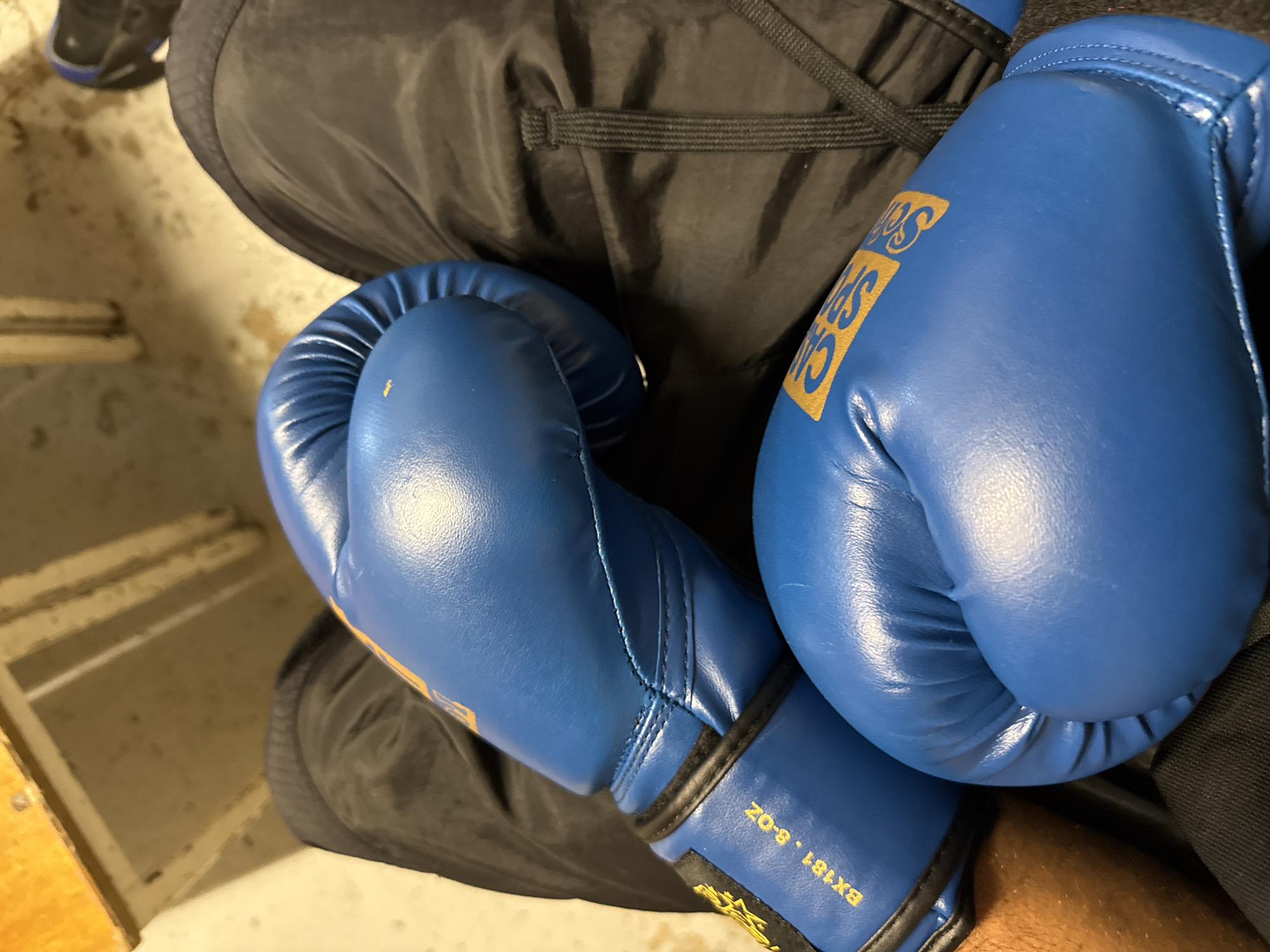 Boxing gloves and playground scenes documented in Sarcelles