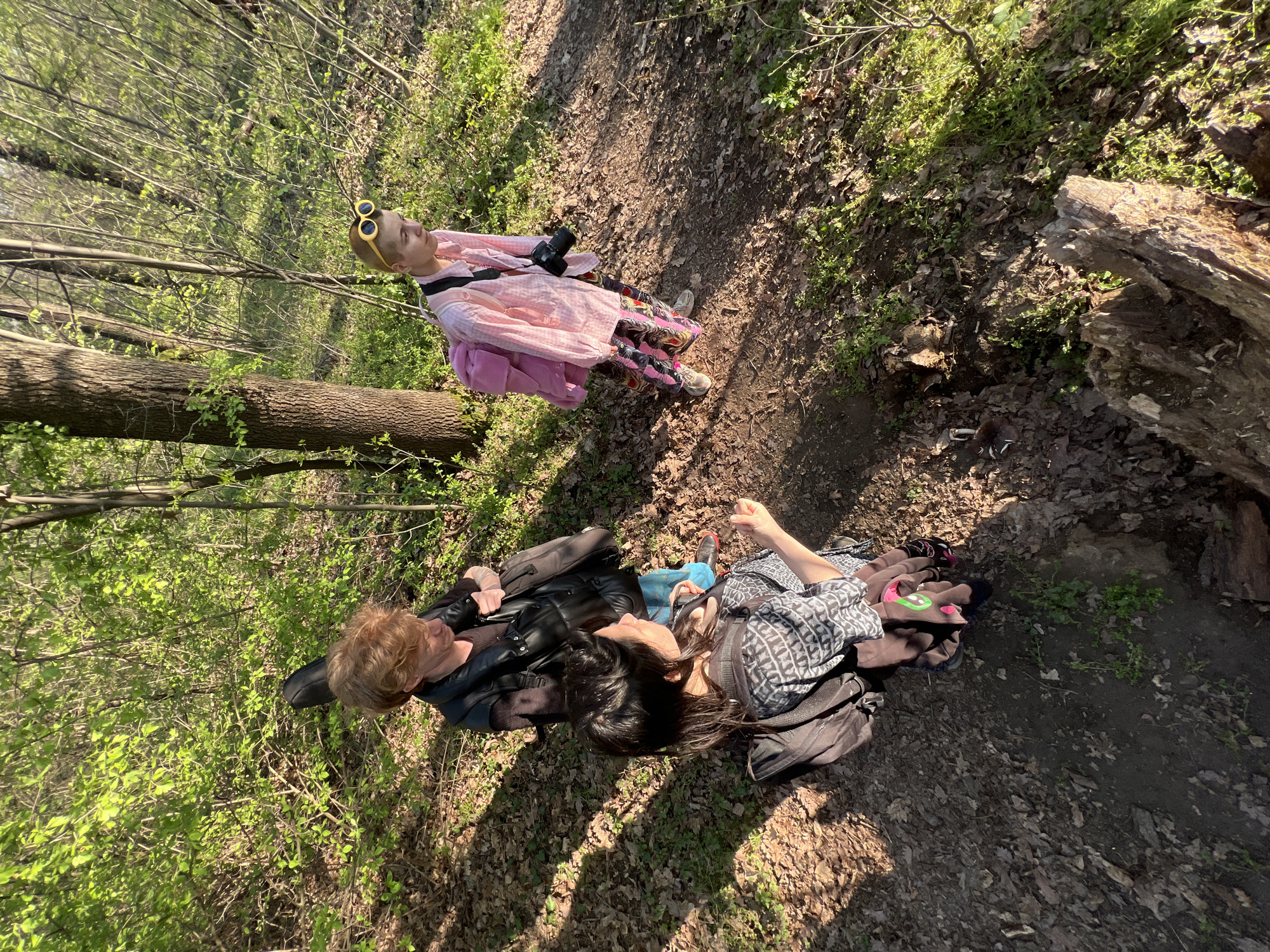 Group gathers in Belgrade woods, photographer captures seated trio