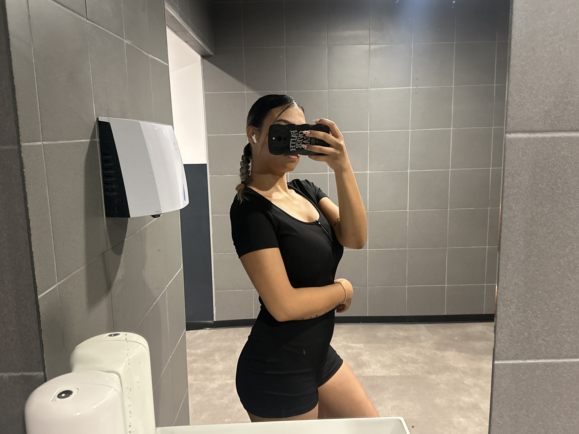 Woman takes mirror selfie in Alicante