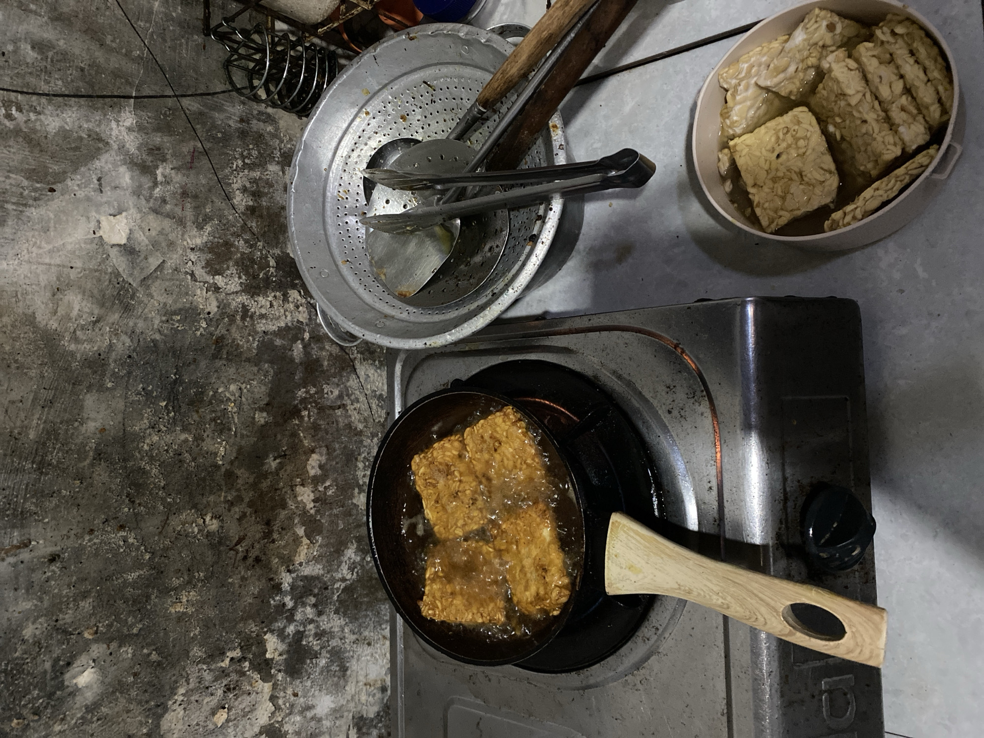 Tempeh frying and eggplant prep in a Madiun home kitchen