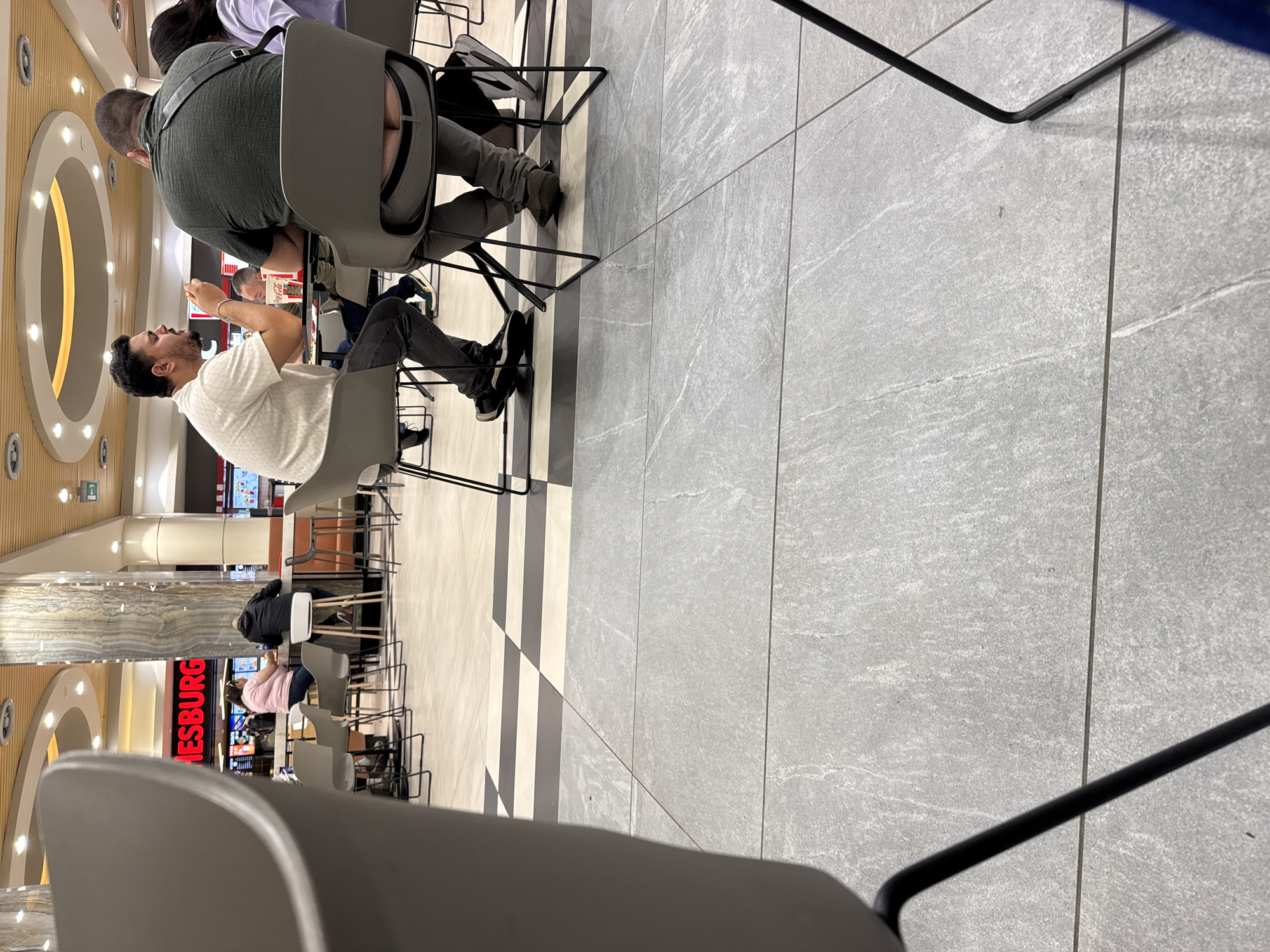 Witness captures casual food court scene in Sofia mall
