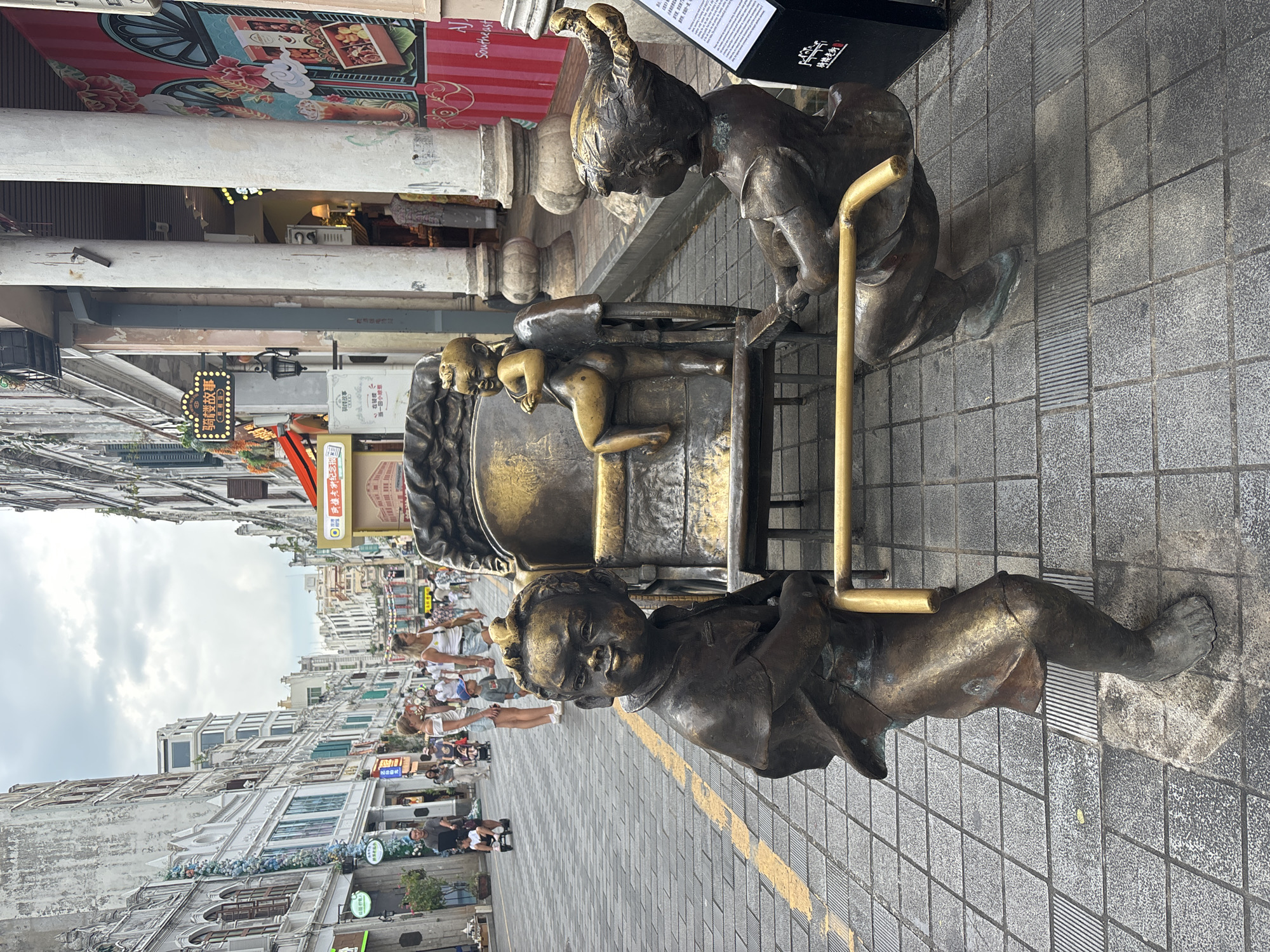 Street scenes and city life across Longhua District, China