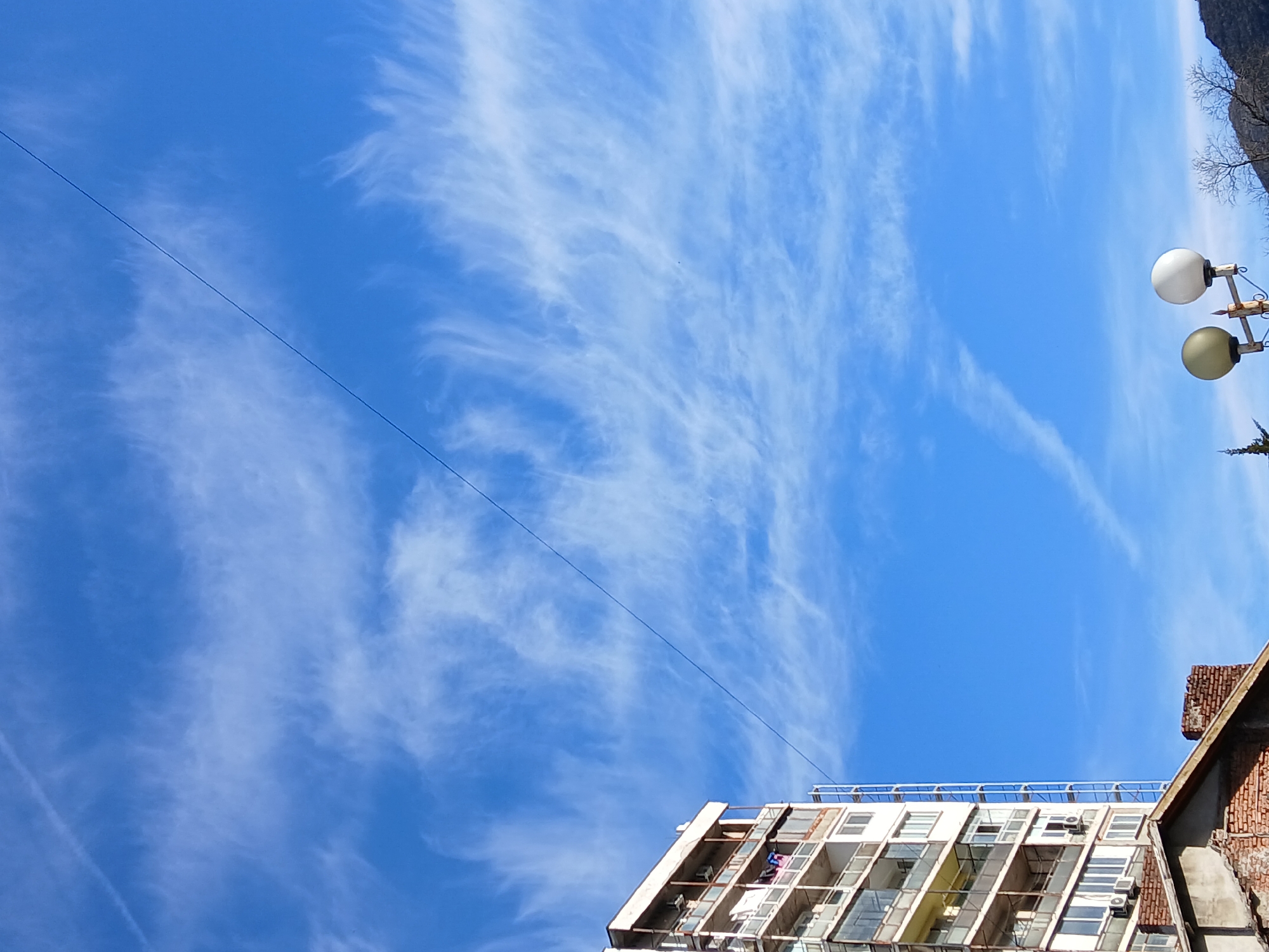 Clear skies with cirrus clouds observed in Vratsa, Bulgaria