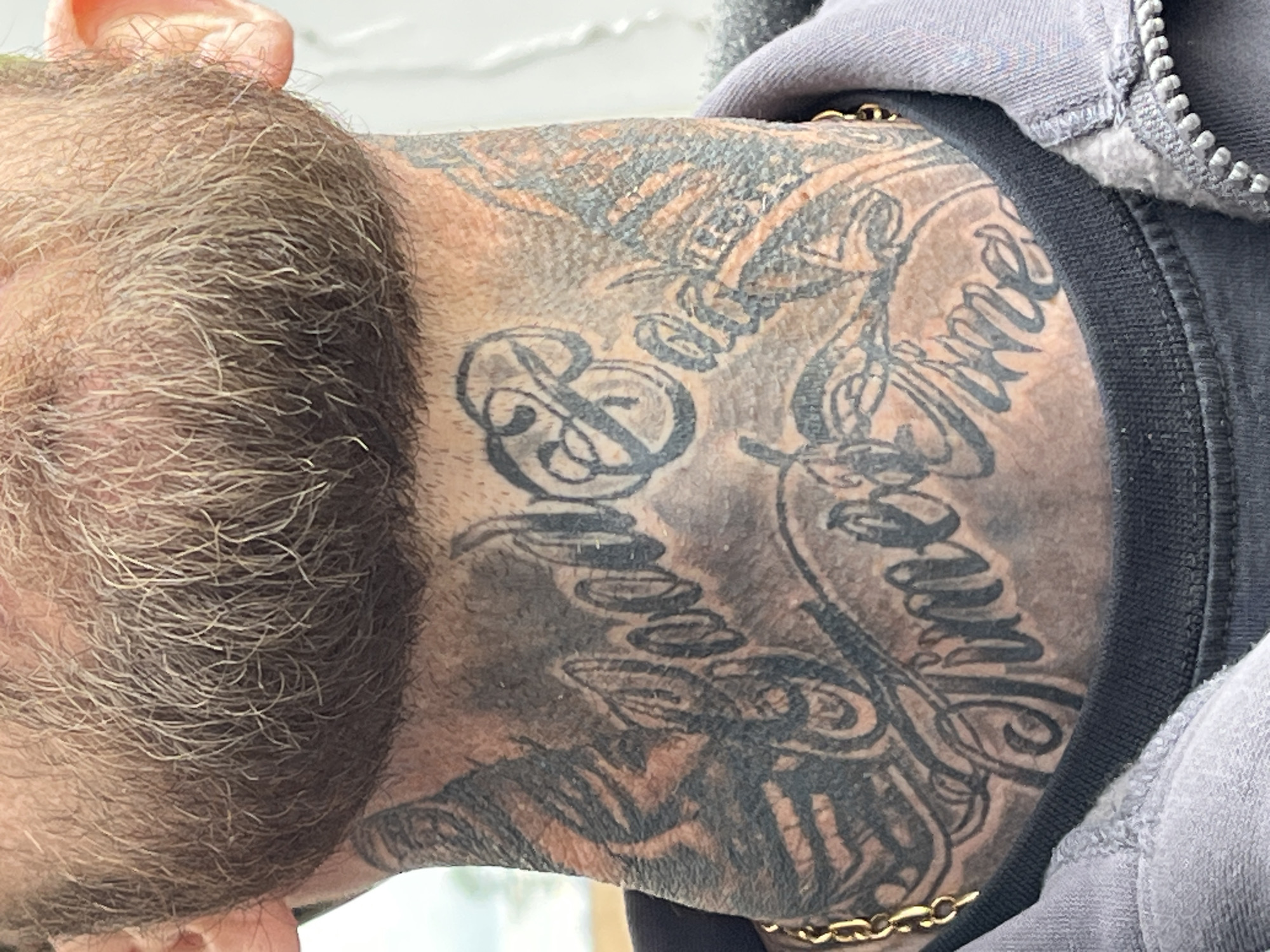 Heavily tattooed man observed in Leudelange, Luxembourg