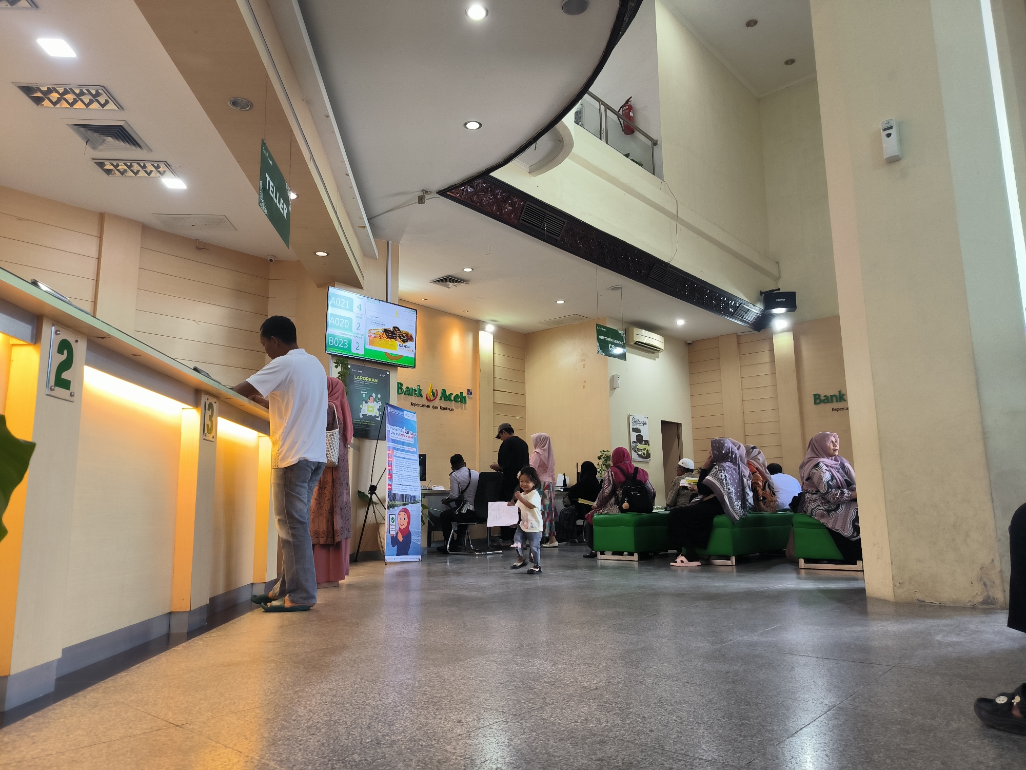 Early morning banking activity observed at Lhokseumawe Bank Aceh