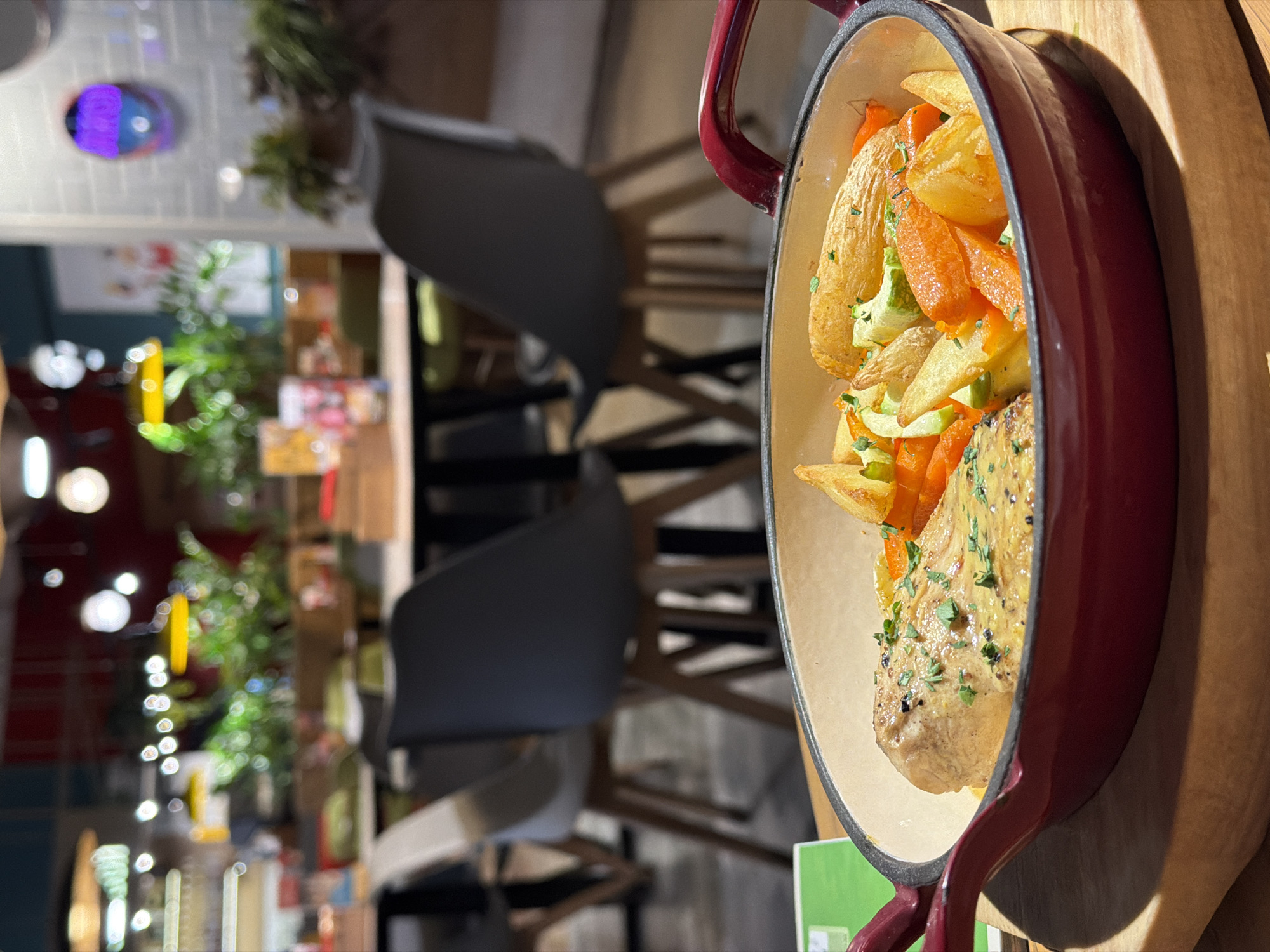 Lunch documented at modern Izhevsk restaurant with pizza and selfies