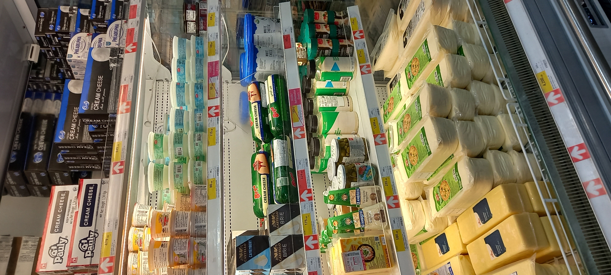 Early morning shopping documented at Thai Makro supermarket