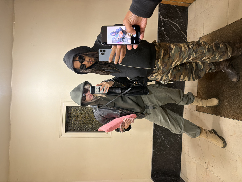Photo session involving three people recorded in Paris interior