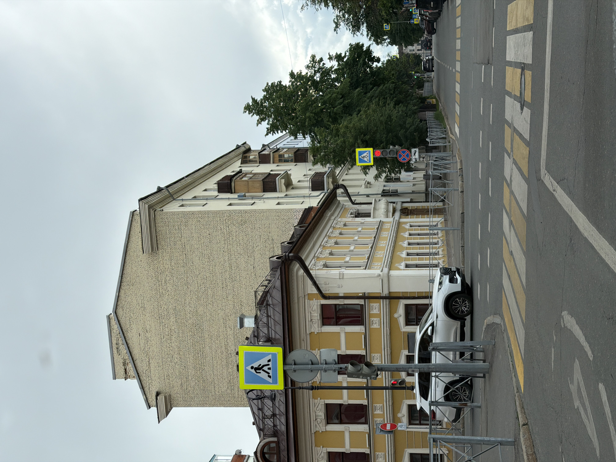Morning street crossing documented in Kazan, Russia