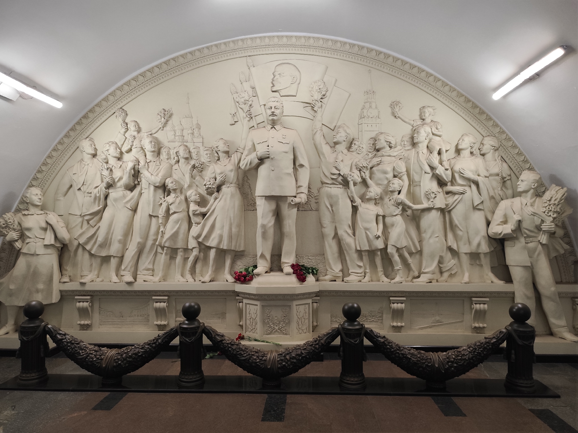 Light-colored sculpture observed in Moscow metro station archway